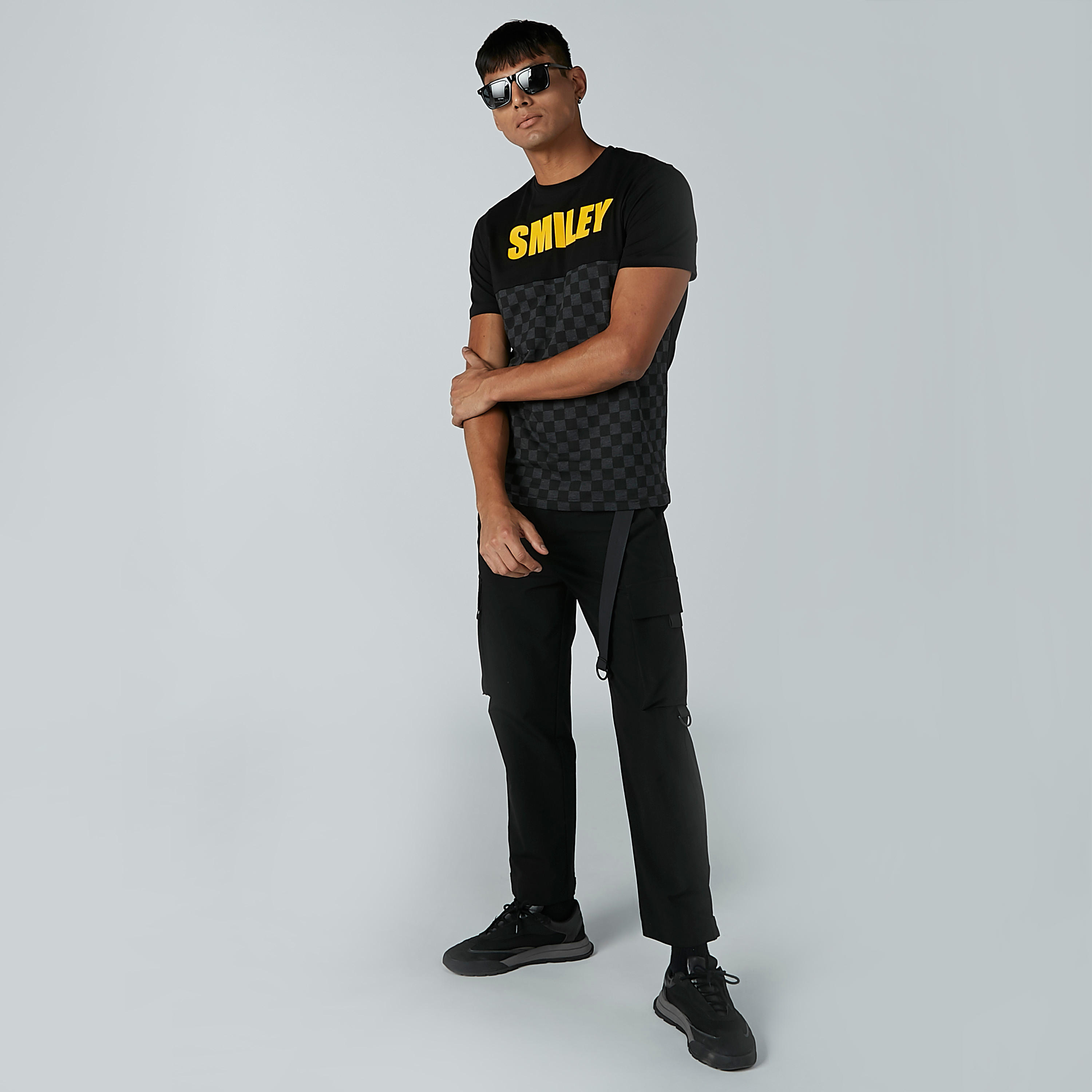 تيشيرت مستدام بقصّة سليم وياقة ضيّقة وطبعات سمايلي وورلد -men-clothing-tshirtsandpolos-tshirts-image-3