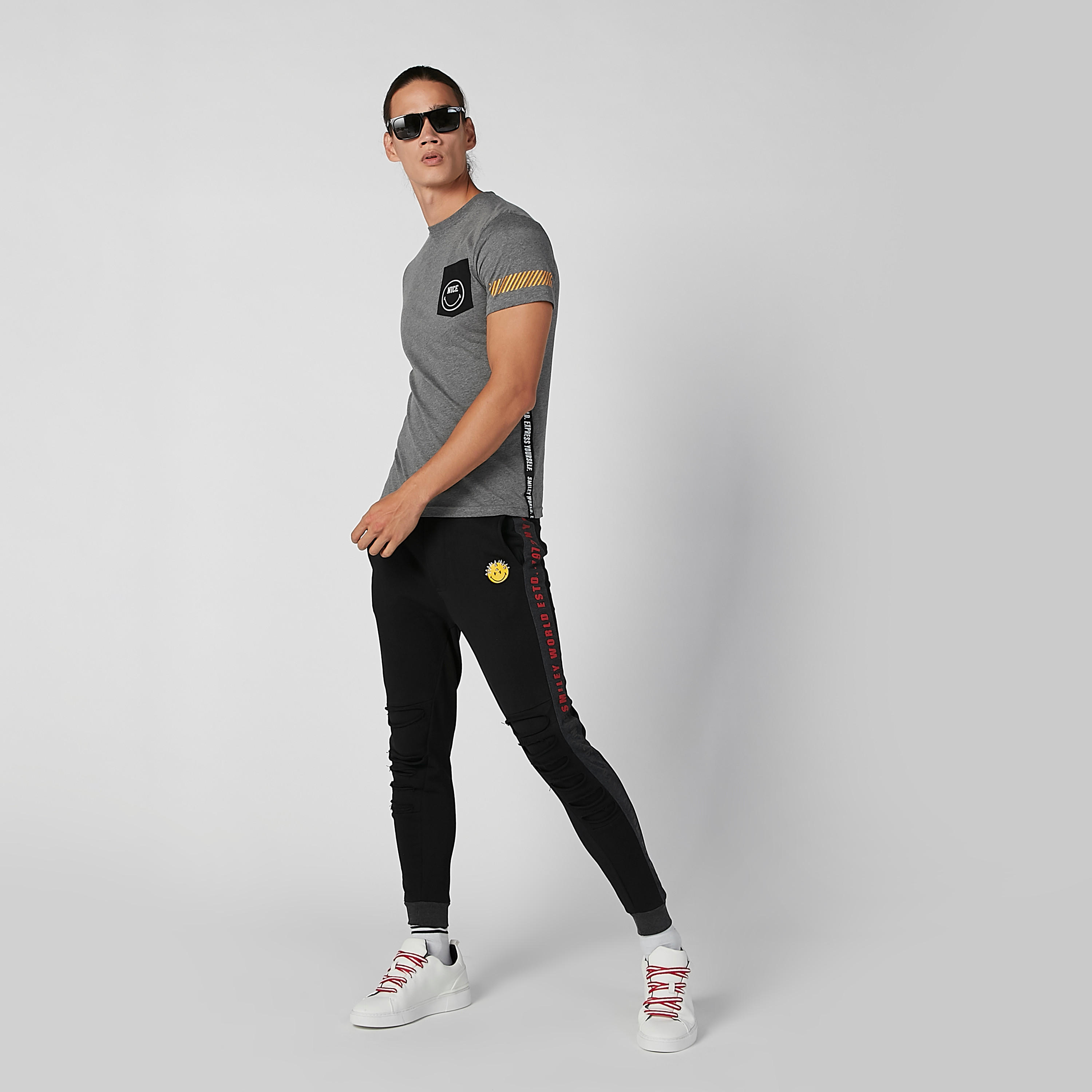 تيشيرت مستدام بياقة ضيّقة وطبعات سمايلي وورلد-men-clothing-tshirtsandpolos-tshirts-image-2