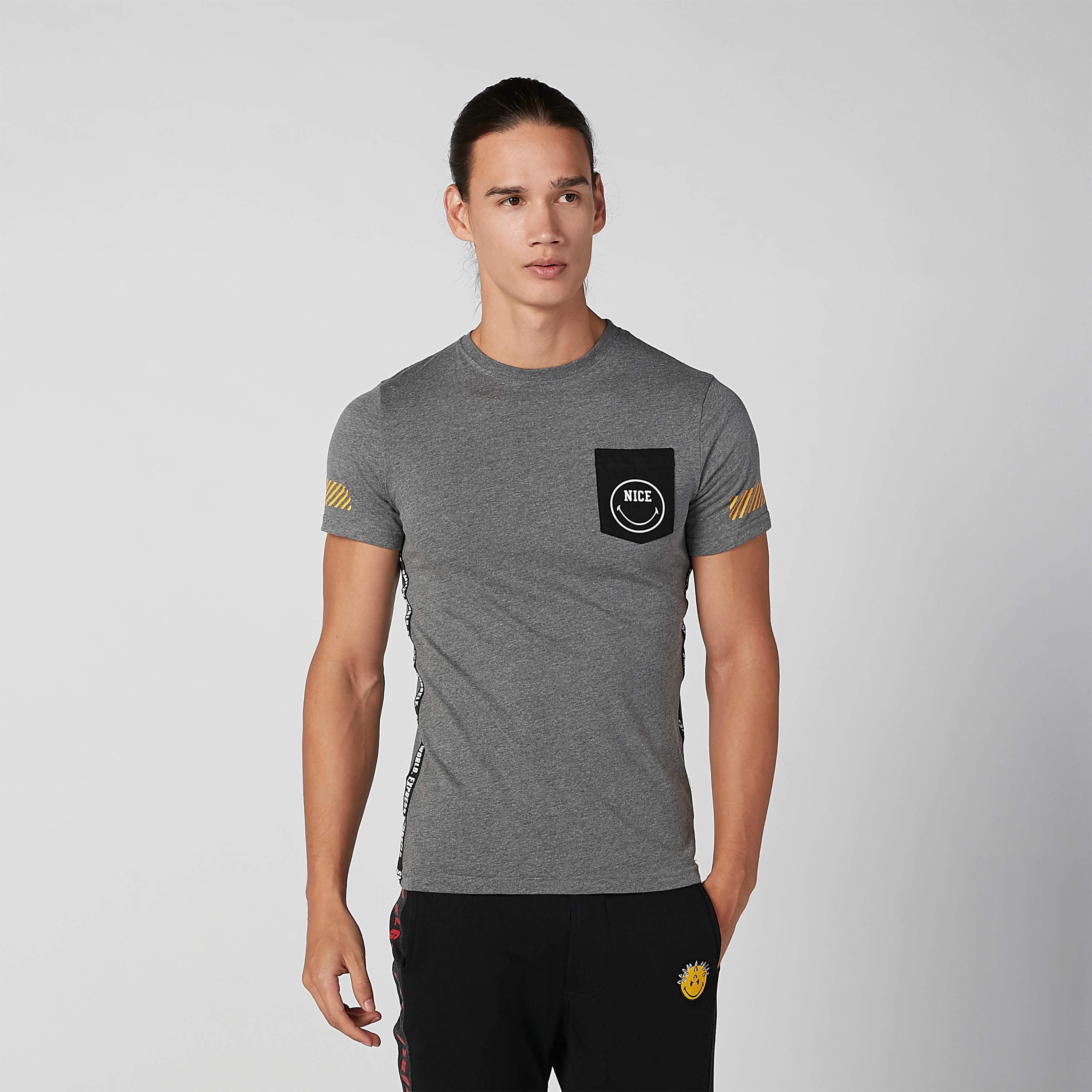 تيشيرت مستدام بياقة ضيّقة وطبعات سمايلي وورلد-men-clothing-tshirtsandpolos-tshirts-image-1