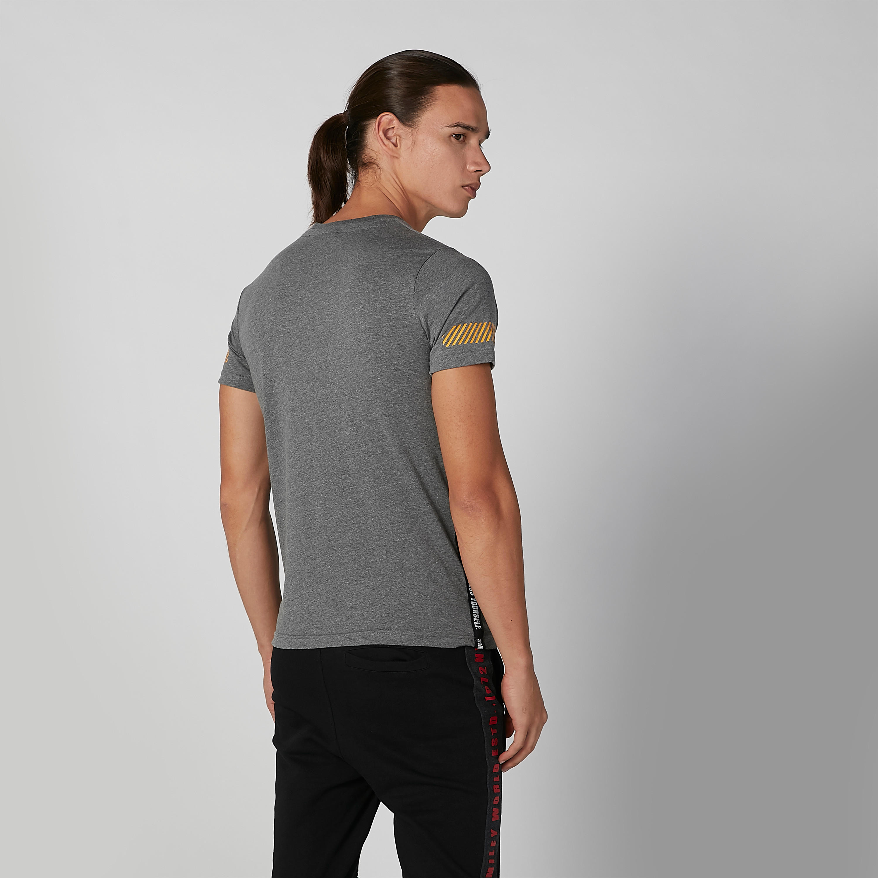 تيشيرت مستدام بياقة ضيّقة وطبعات سمايلي وورلد-men-clothing-tshirtsandpolos-tshirts-image-3