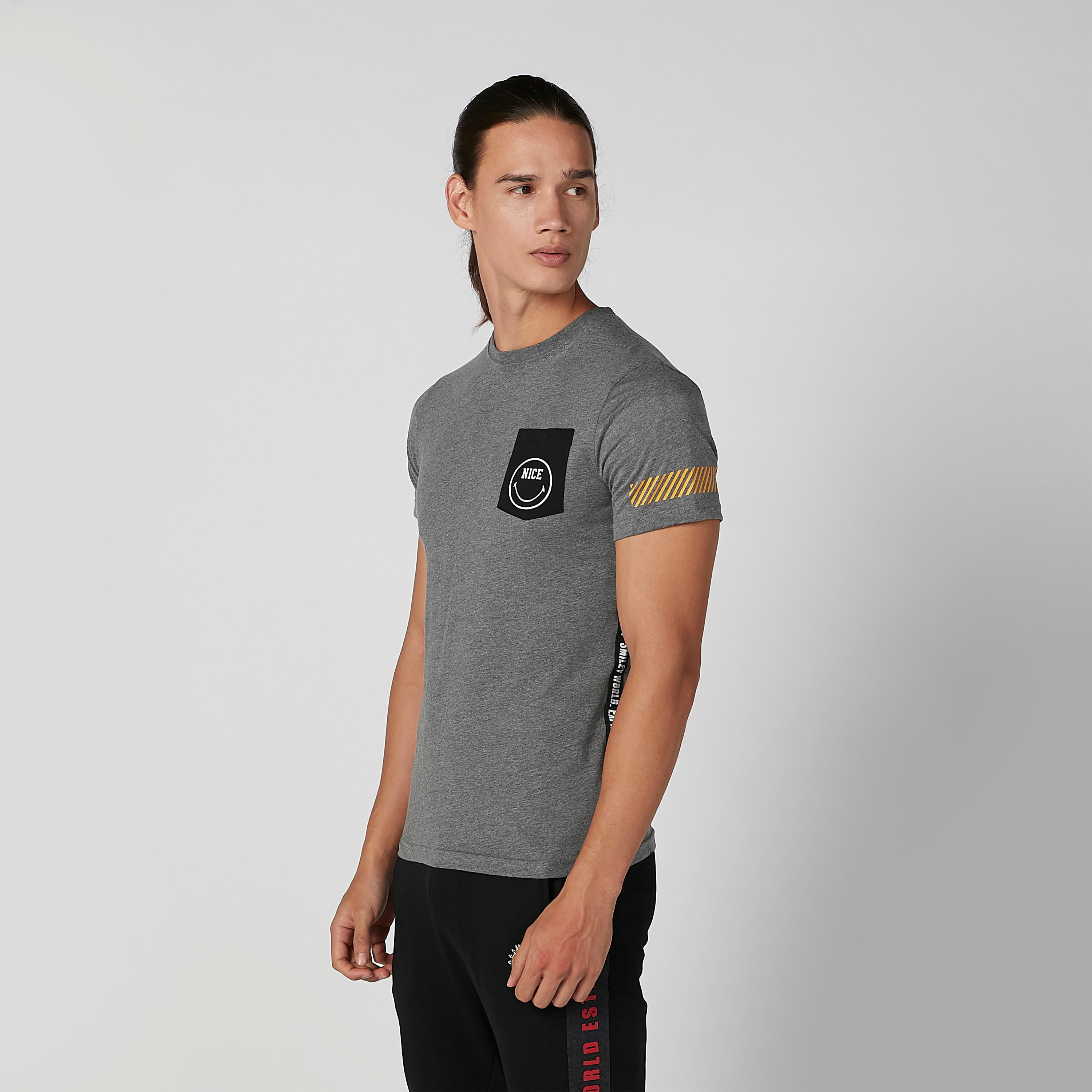 تيشيرت مستدام بياقة ضيّقة وطبعات سمايلي وورلد-men-clothing-tshirtsandpolos-tshirts-image-4