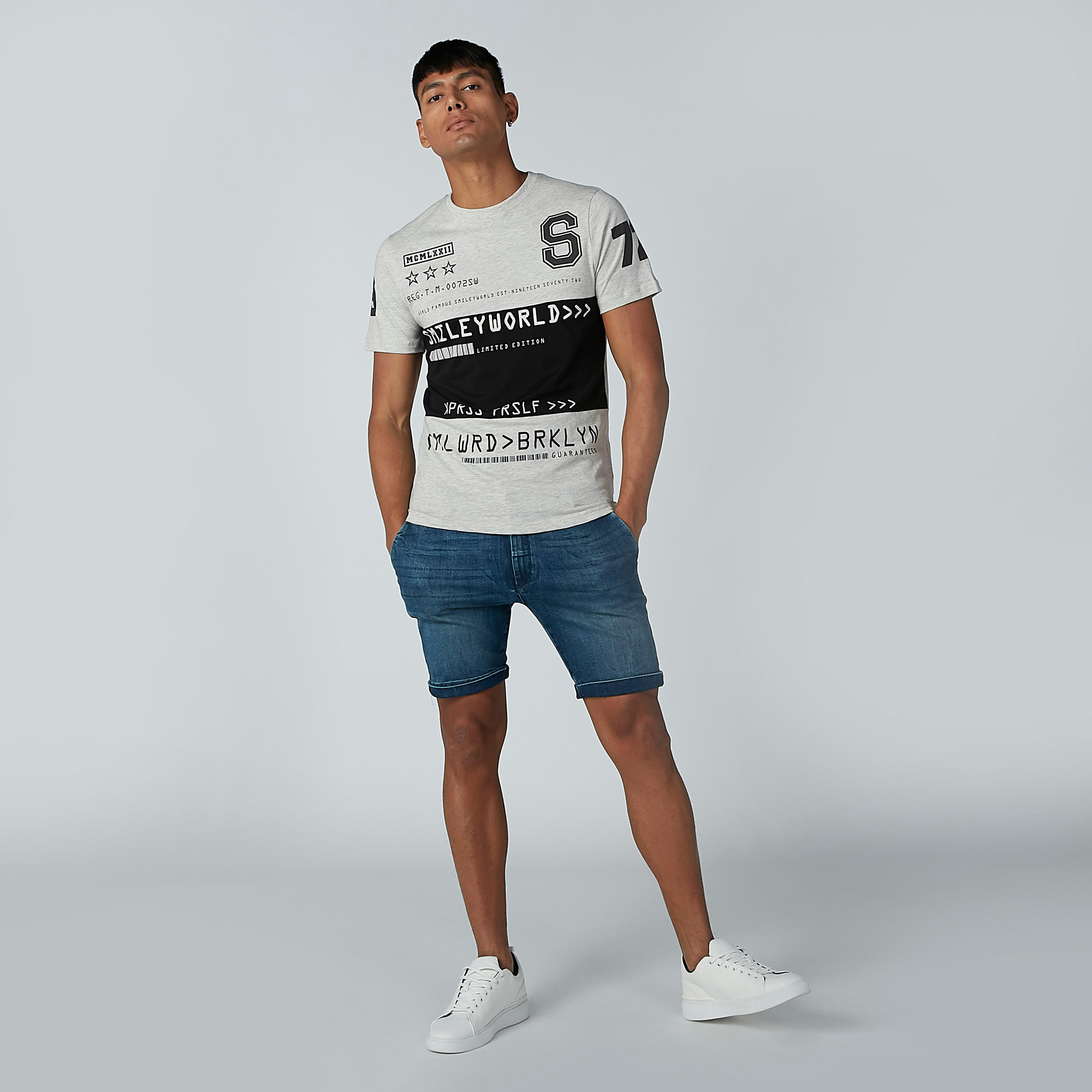 تيشيرت مستدام سليم بياقة ضيّقة وطبعات سمايلي وورلد-men-clothing-tshirtsandpolos-tshirts-image-1