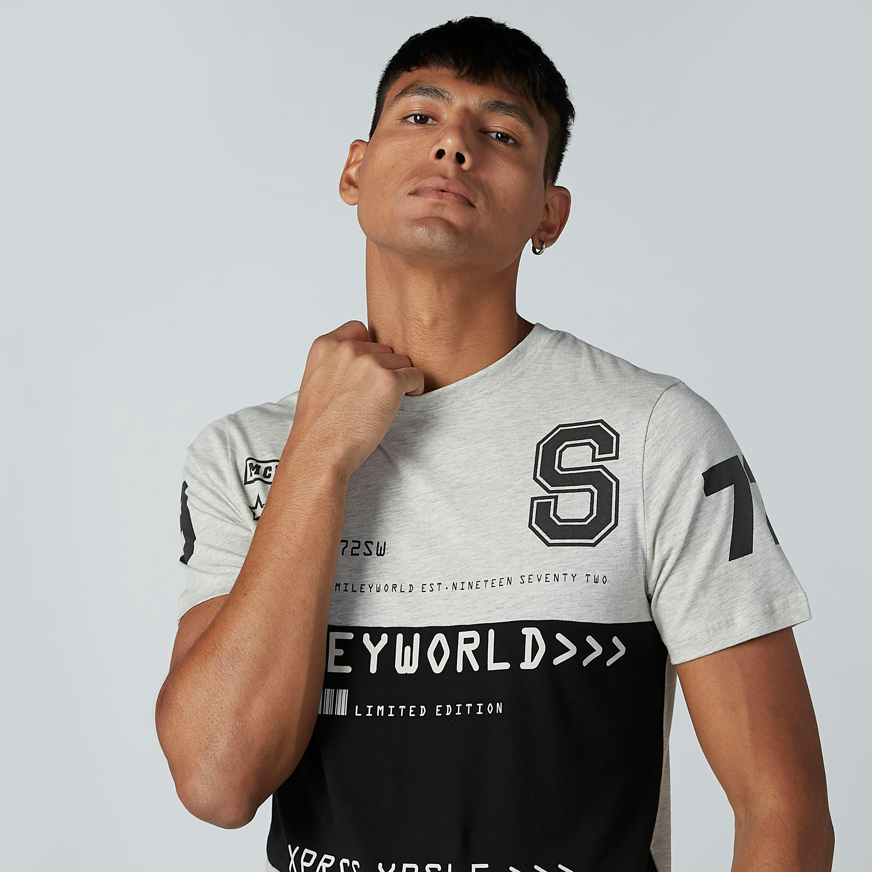 تيشيرت مستدام سليم بياقة ضيّقة وطبعات سمايلي وورلد-men-clothing-tshirtsandpolos-tshirts-image-2