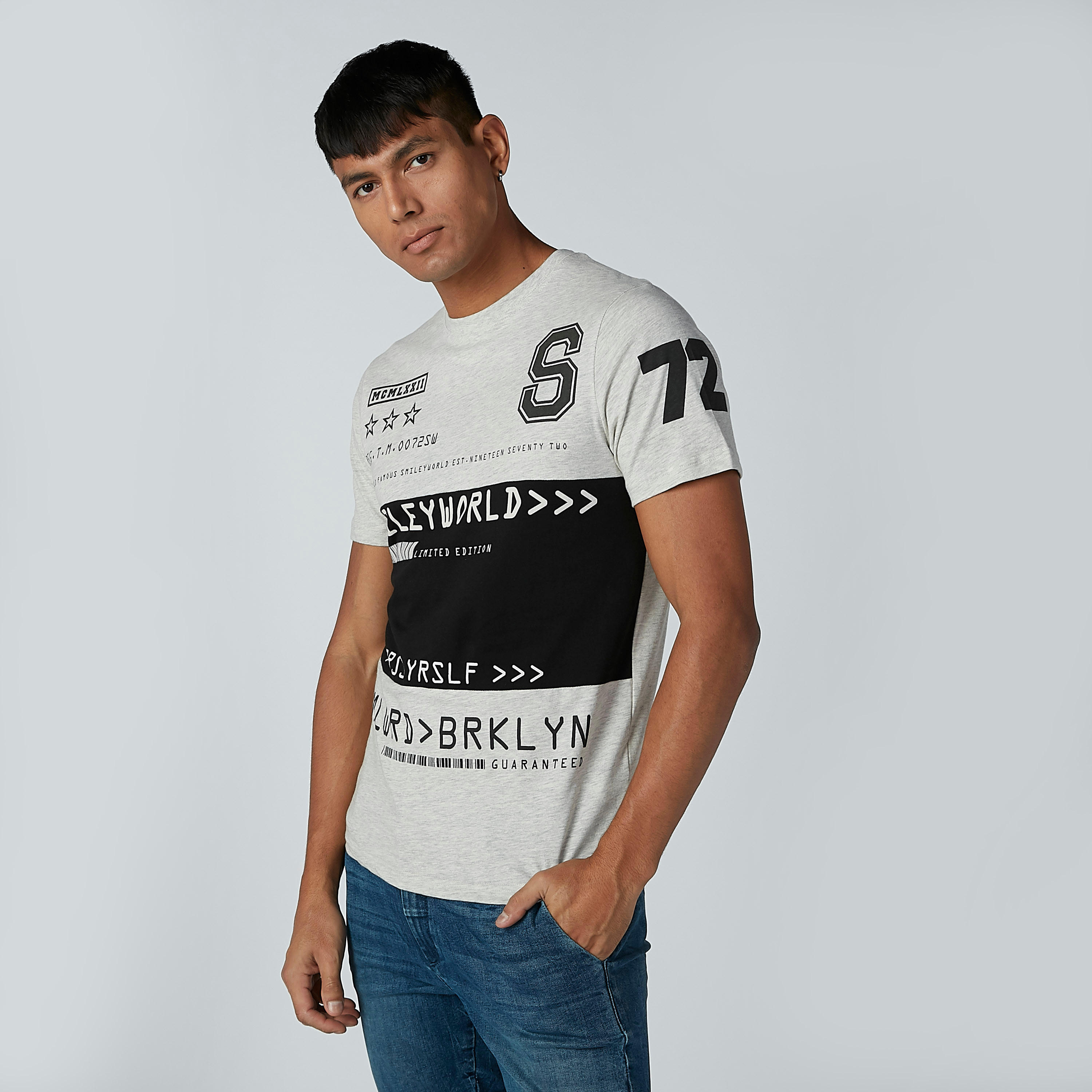 تيشيرت مستدام سليم بياقة ضيّقة وطبعات سمايلي وورلد-men-clothing-tshirtsandpolos-tshirts-image-3