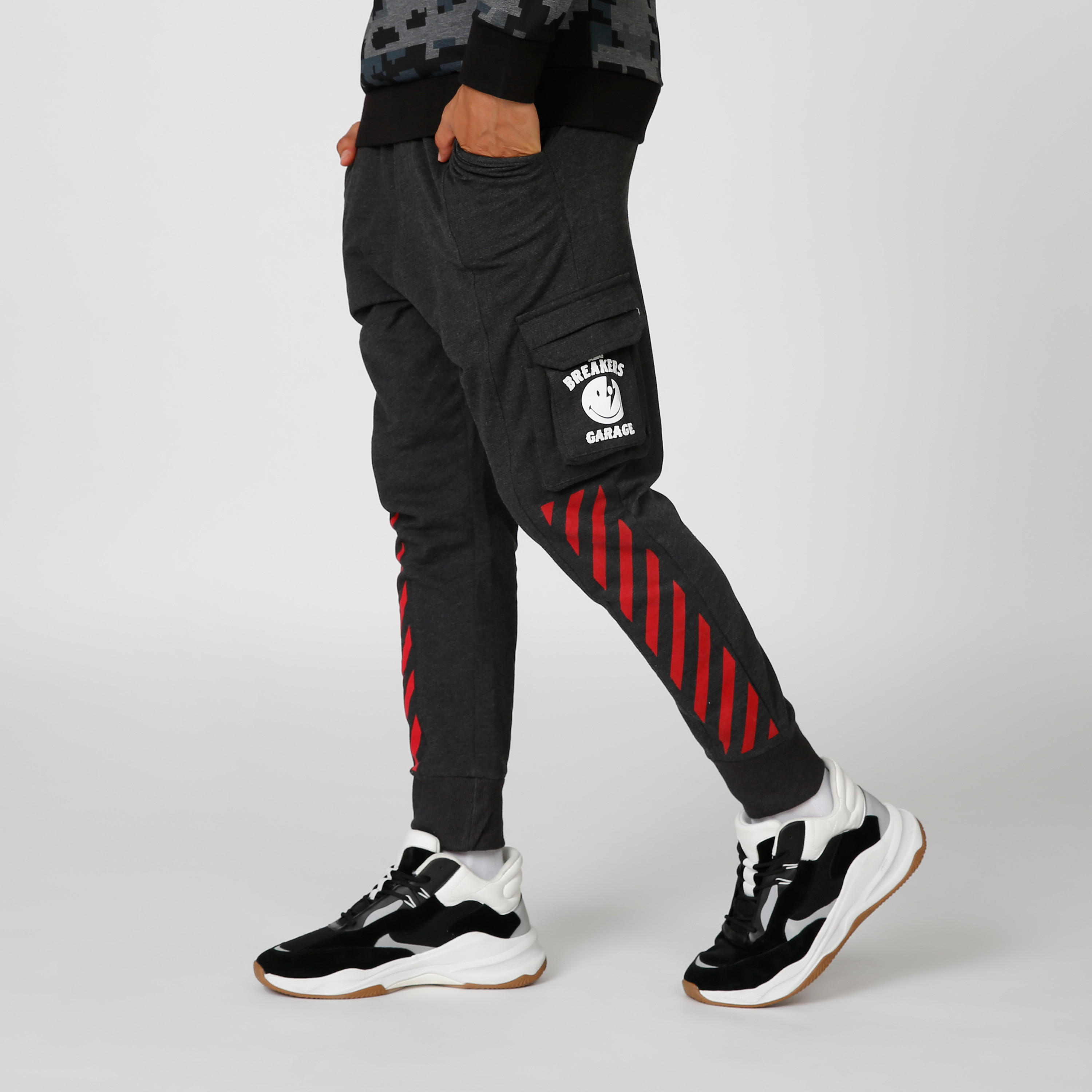 بنطلون رياضي مستدام سليم بجيوب وطبعات سمايلي وورلد -men-clothing-bottoms-joggers-image-1