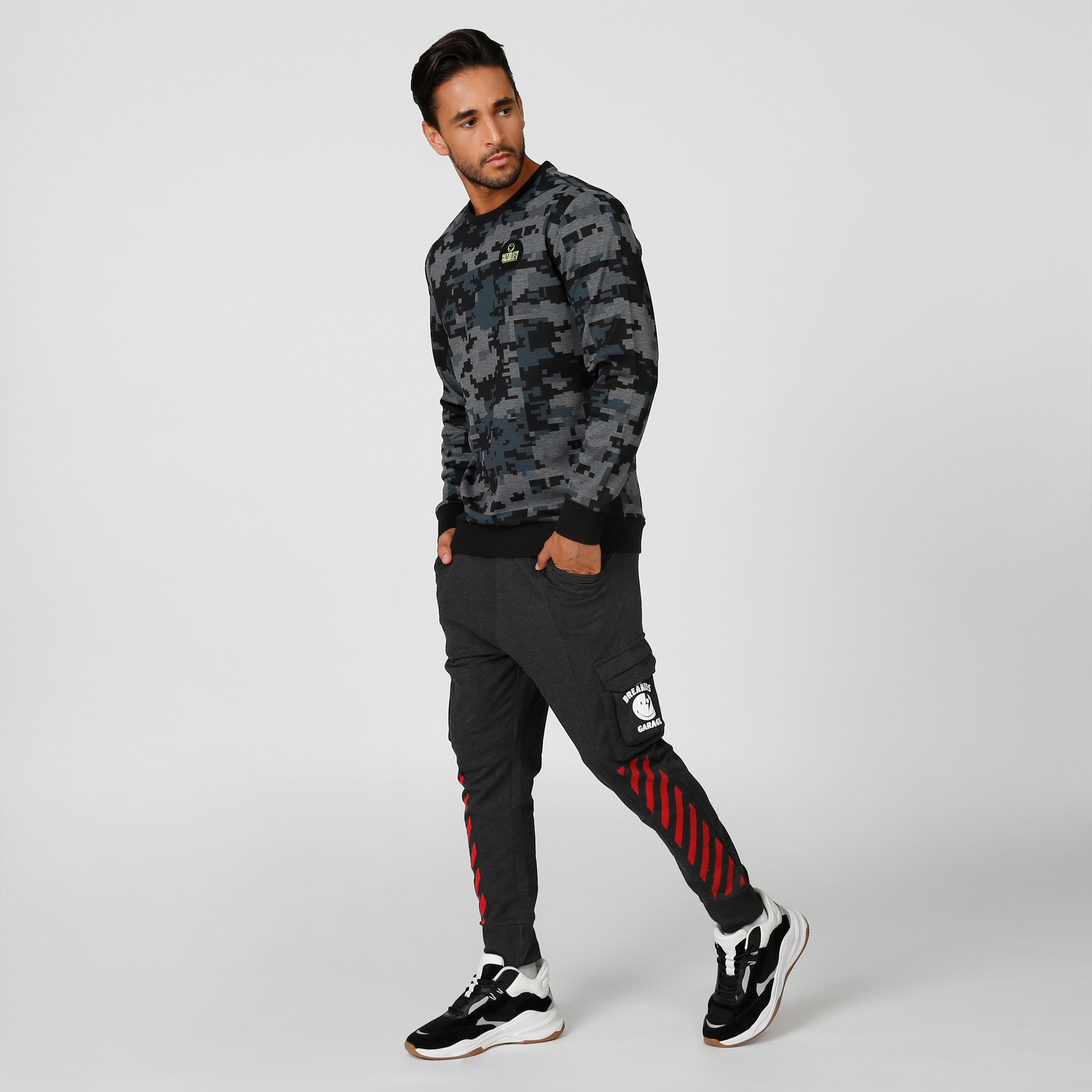 بنطلون رياضي مستدام سليم بجيوب وطبعات سمايلي وورلد -men-clothing-bottoms-joggers-image-2