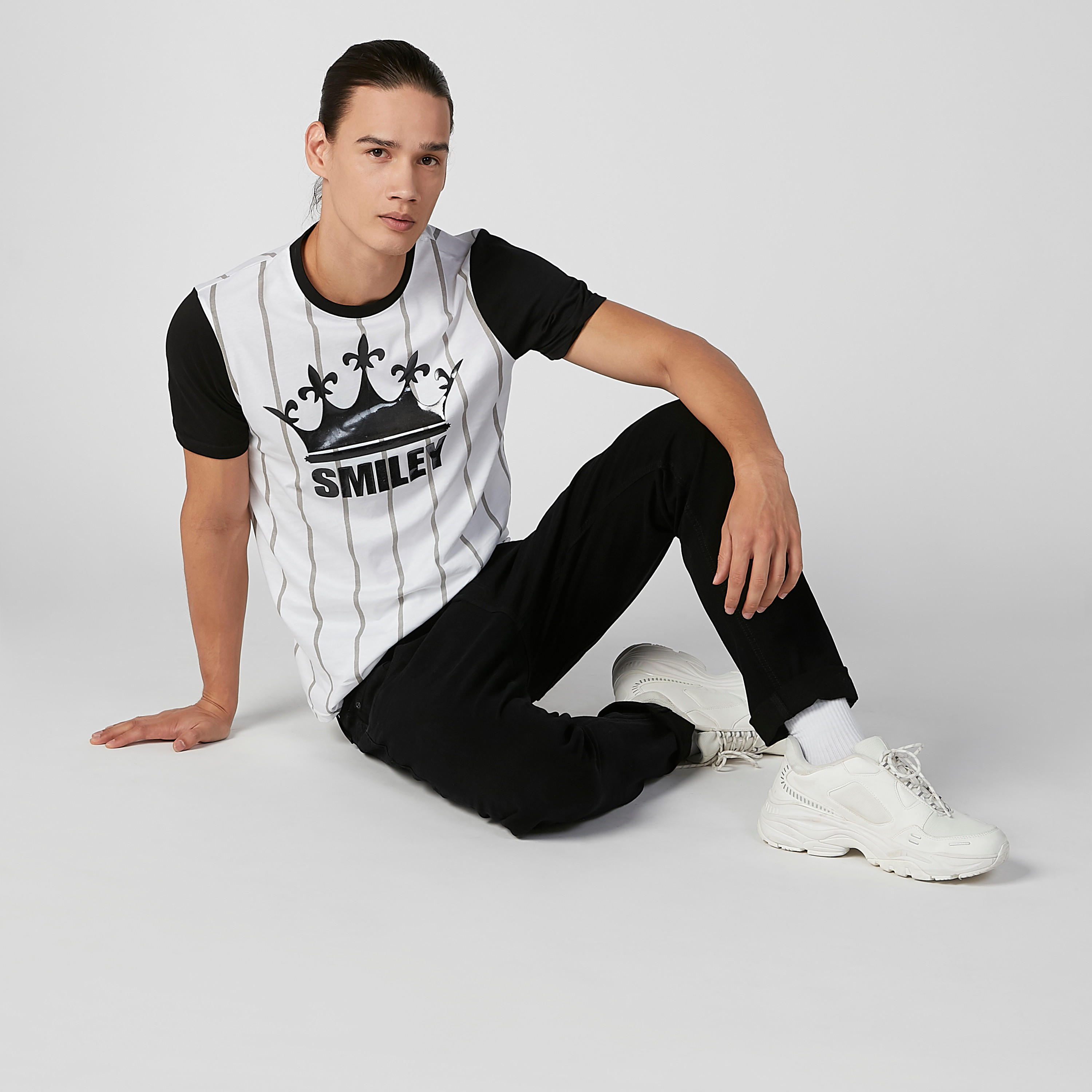 تيشيرت مستدام سليم بياقة ضيّقة وطبعات سمايلي وورلد-men-clothing-tshirtsandpolos-tshirts-image-2