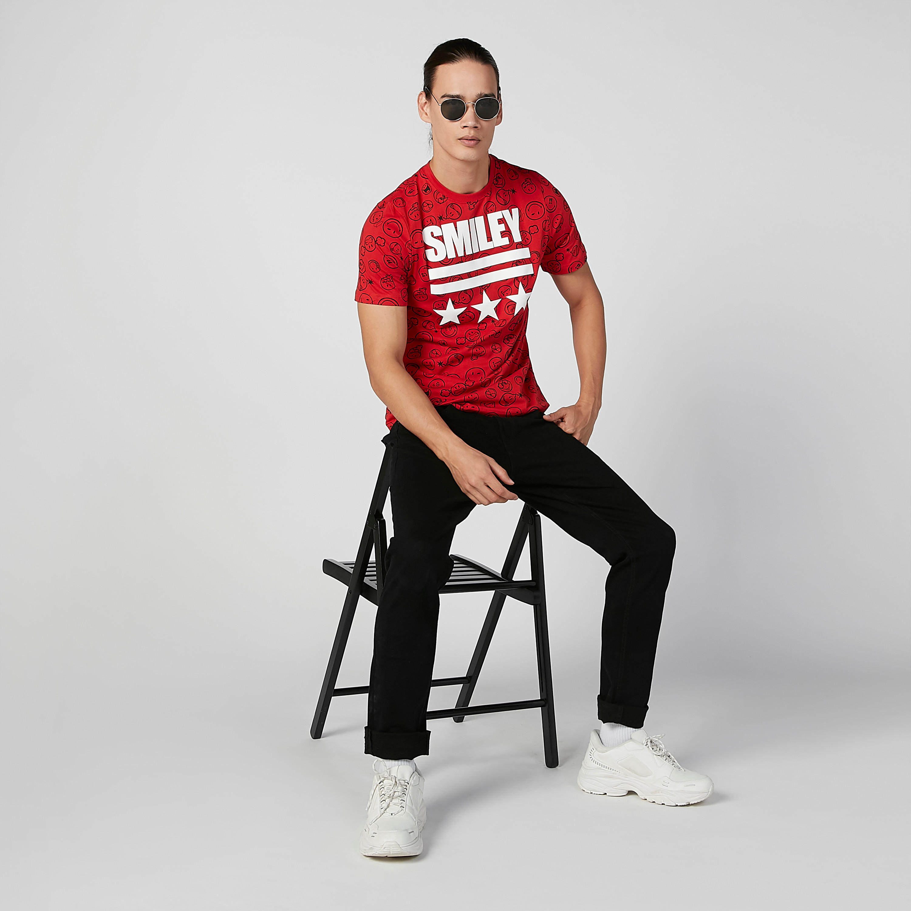 تيشيرت مستدام سليم بياقة ضيّقة وطبعات سمايلي وورلد-men-clothing-tshirtsandpolos-tshirts-image-2