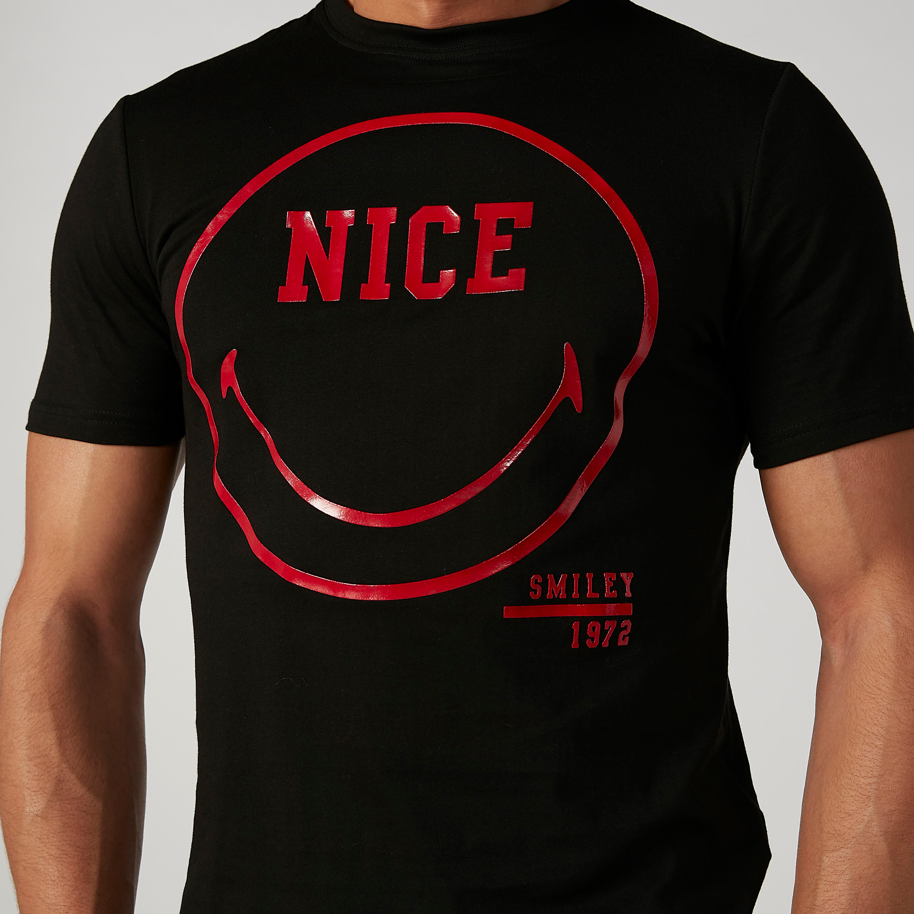 تيشيرت مستدام سليم بياقة ضيّقة وطبعات سمايلي وورلد -men-clothing-tshirtsandpolos-tshirts-image-4