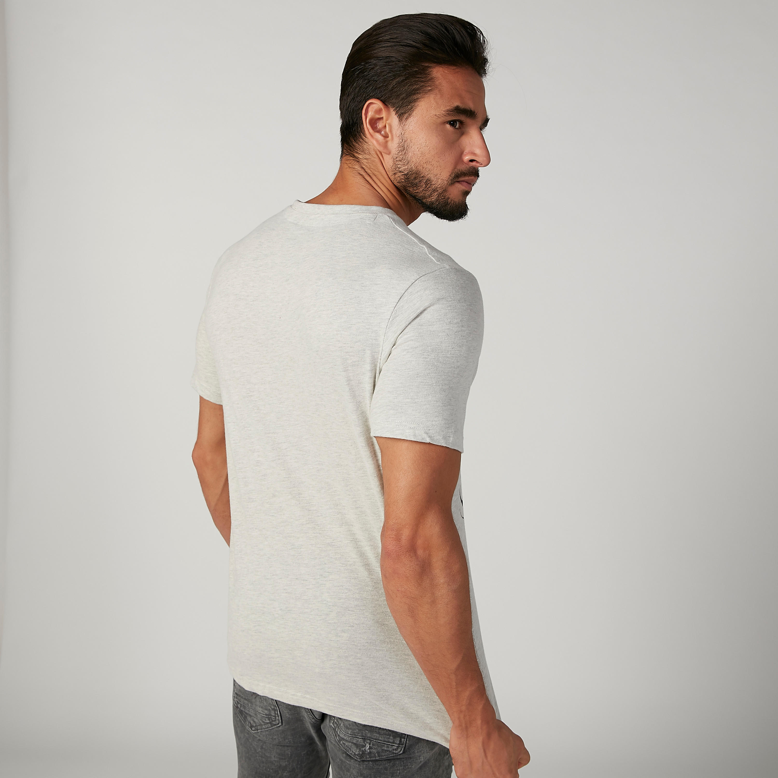 تيشيرت مستدام سليم بياقة ضيّقة وطبعات جرافيك من سمايلي وورلد -men-clothing-tshirtsandpolos-tshirts-image-2