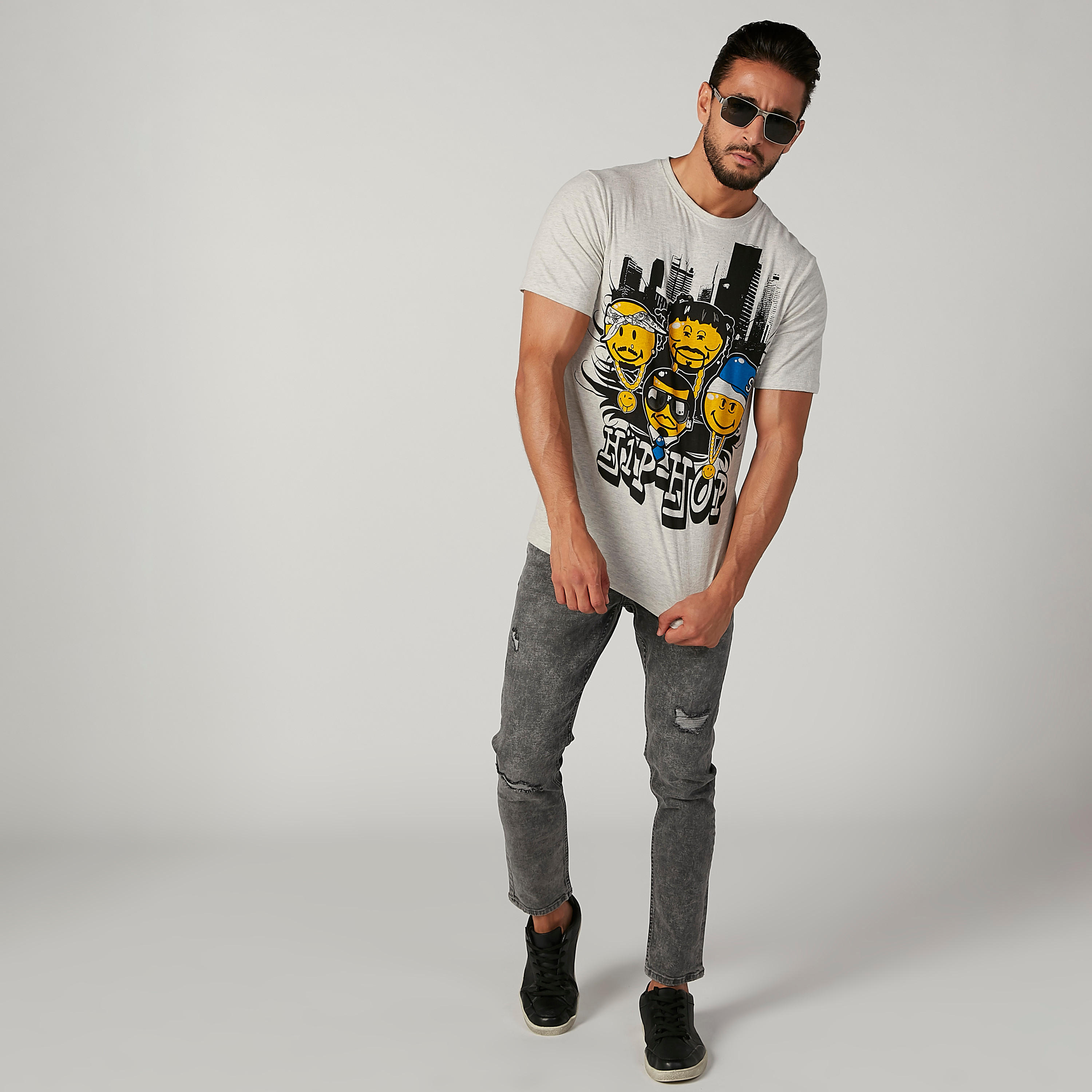 تيشيرت مستدام سليم بياقة ضيّقة وطبعات جرافيك من سمايلي وورلد -men-clothing-tshirtsandpolos-tshirts-image-3