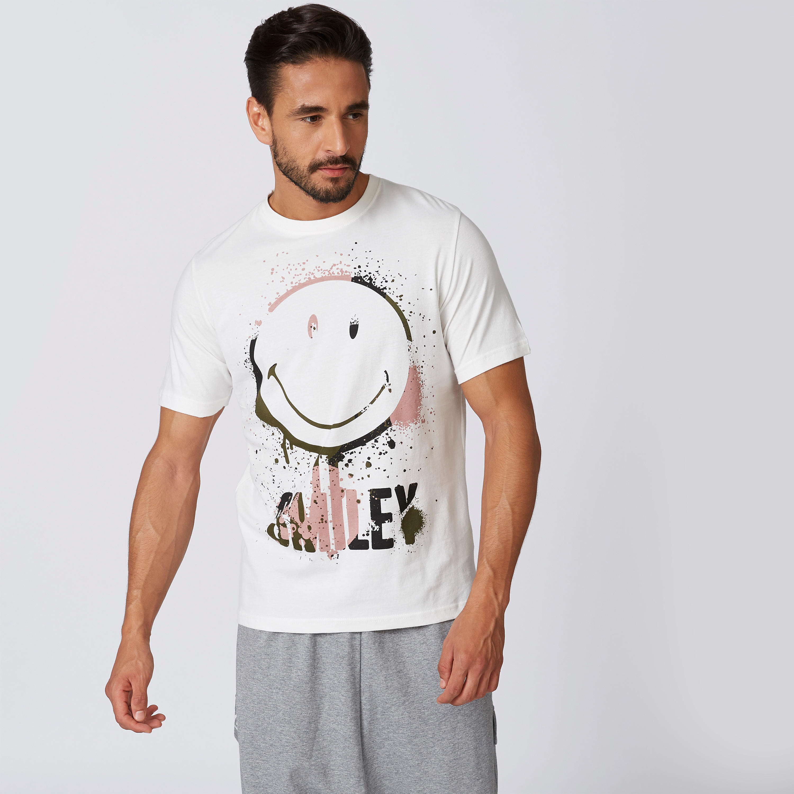 تيشيرت مستدام بياقة ضيّقة وطبعات سمايلي وورلد -men-clothing-tshirtsandpolos-tshirts-image-1