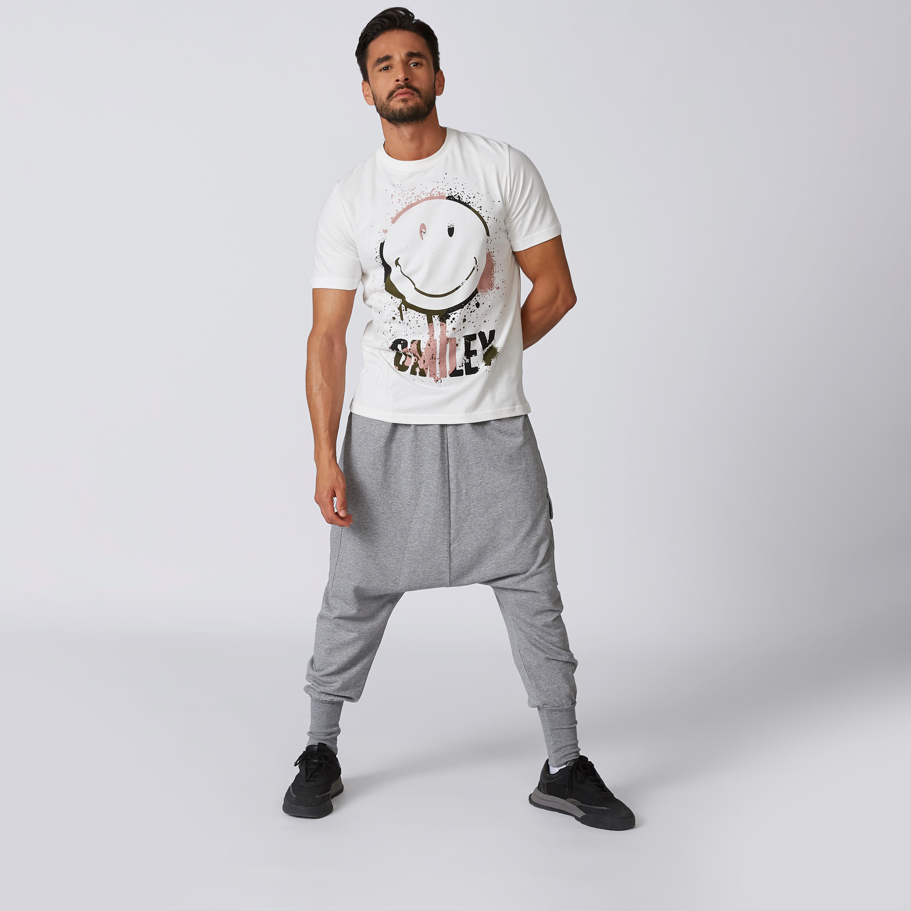 تيشيرت مستدام بياقة ضيّقة وطبعات سمايلي وورلد -men-clothing-tshirtsandpolos-tshirts-image-3