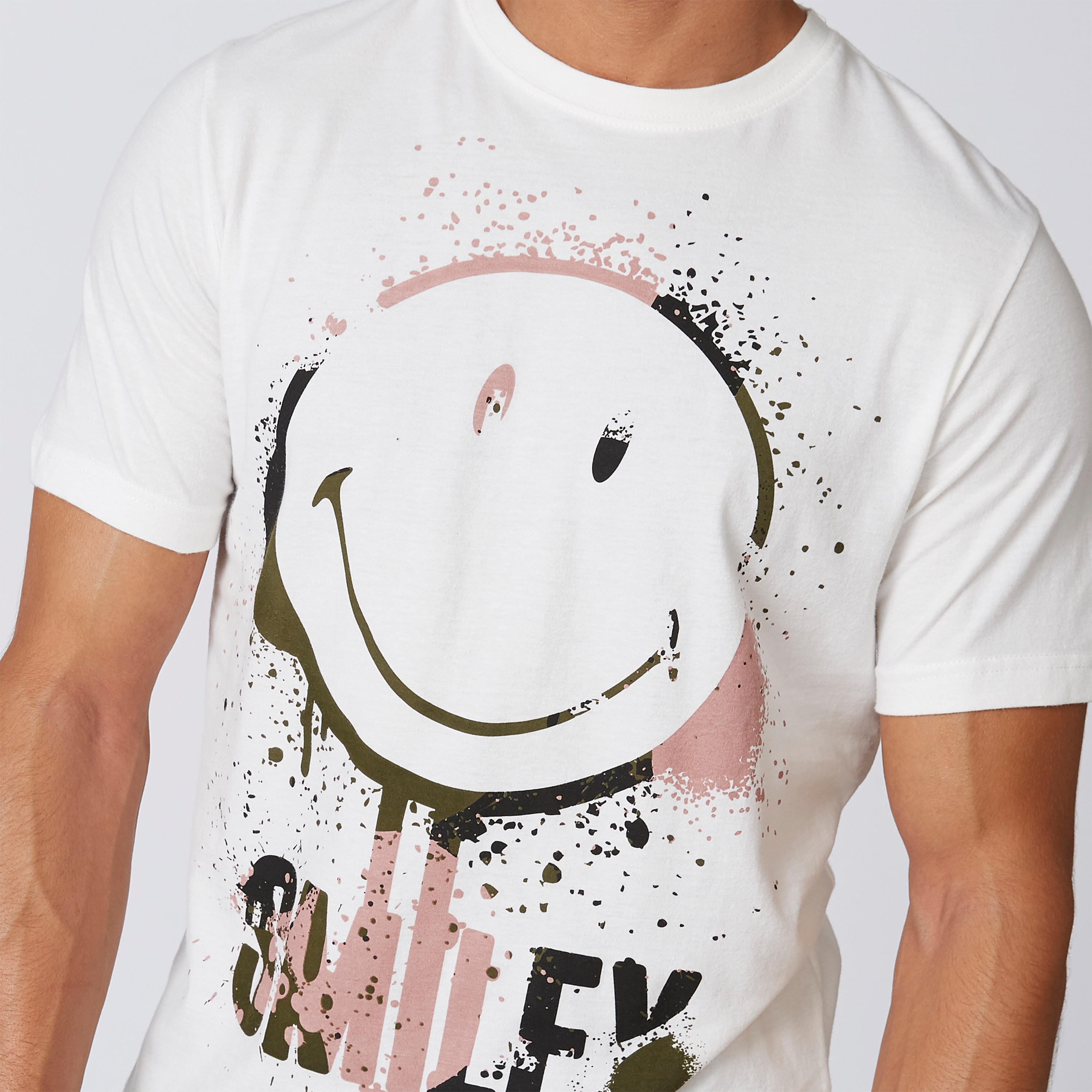 تيشيرت مستدام بياقة ضيّقة وطبعات سمايلي وورلد -men-clothing-tshirtsandpolos-tshirts-image-4