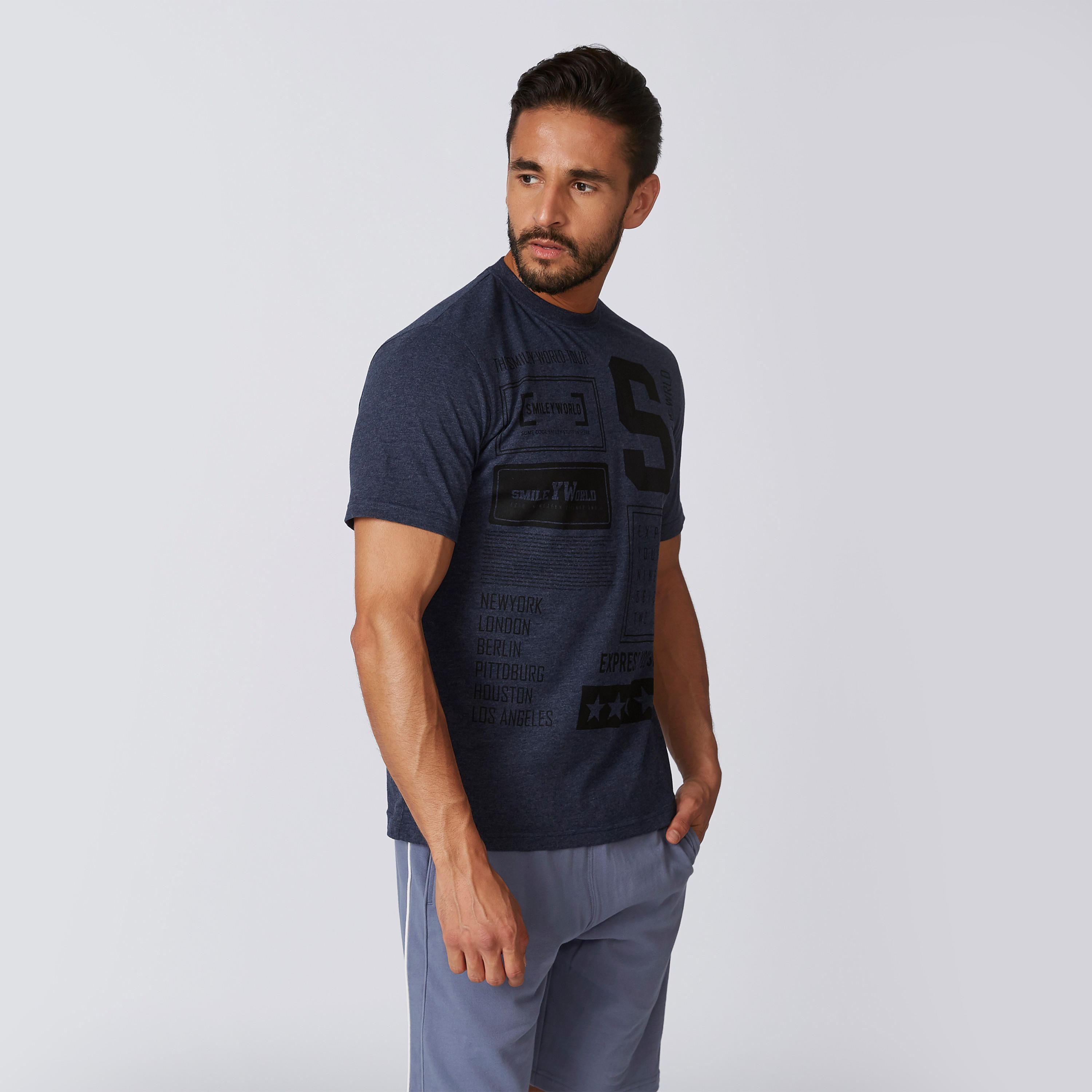تيشيرت مستدام بياقة ضيّقة وطبعات سمايلي وورلد-men-clothing-tshirtsandpolos-tshirts-image-2