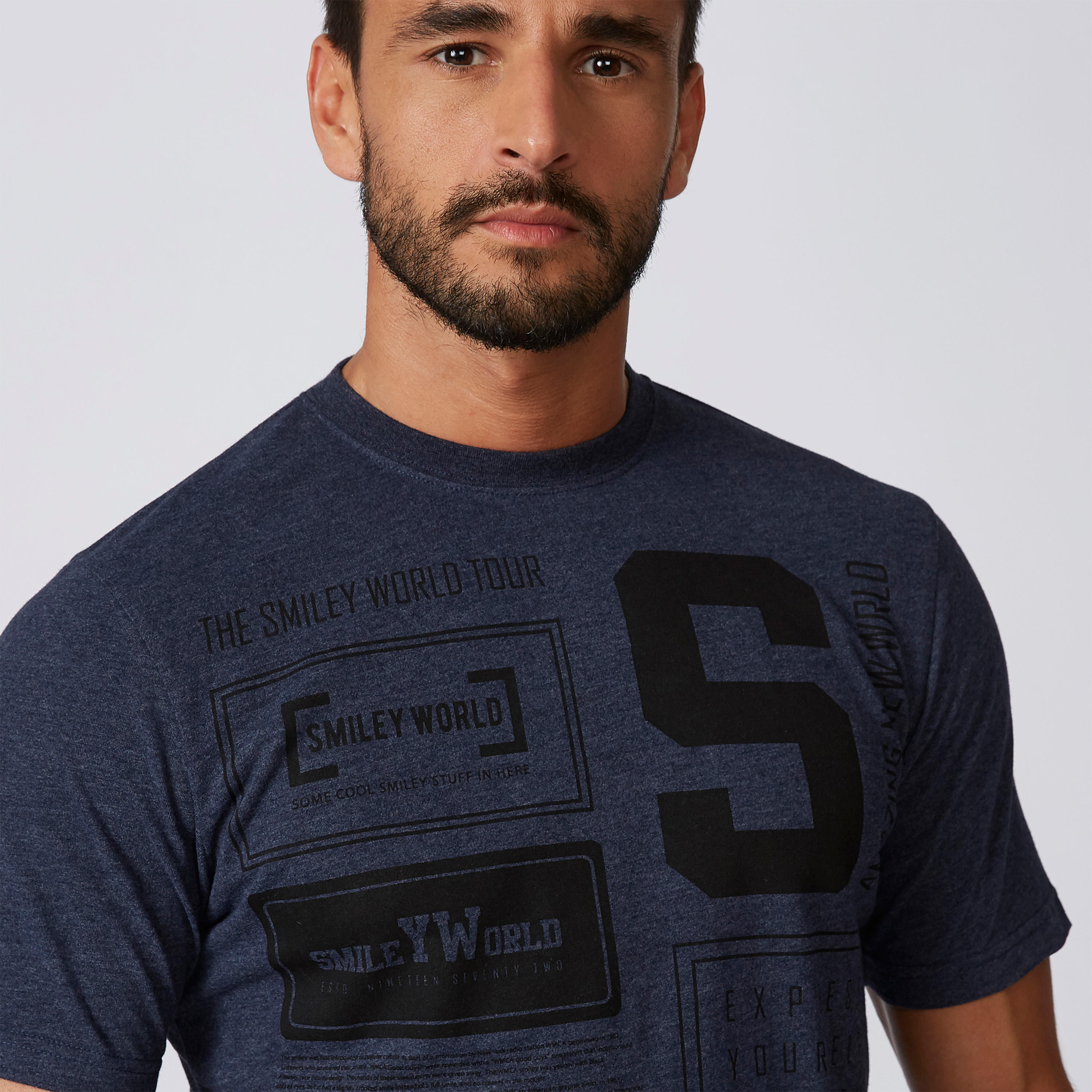 تيشيرت مستدام بياقة ضيّقة وطبعات سمايلي وورلد-men-clothing-tshirtsandpolos-tshirts-image-3