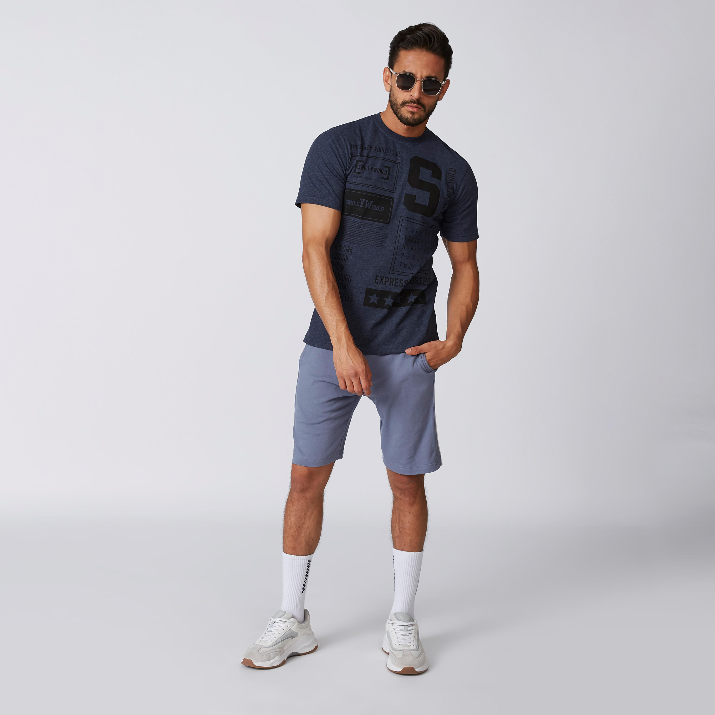 تيشيرت مستدام بياقة ضيّقة وطبعات سمايلي وورلد-men-clothing-tshirtsandpolos-tshirts-image-5
