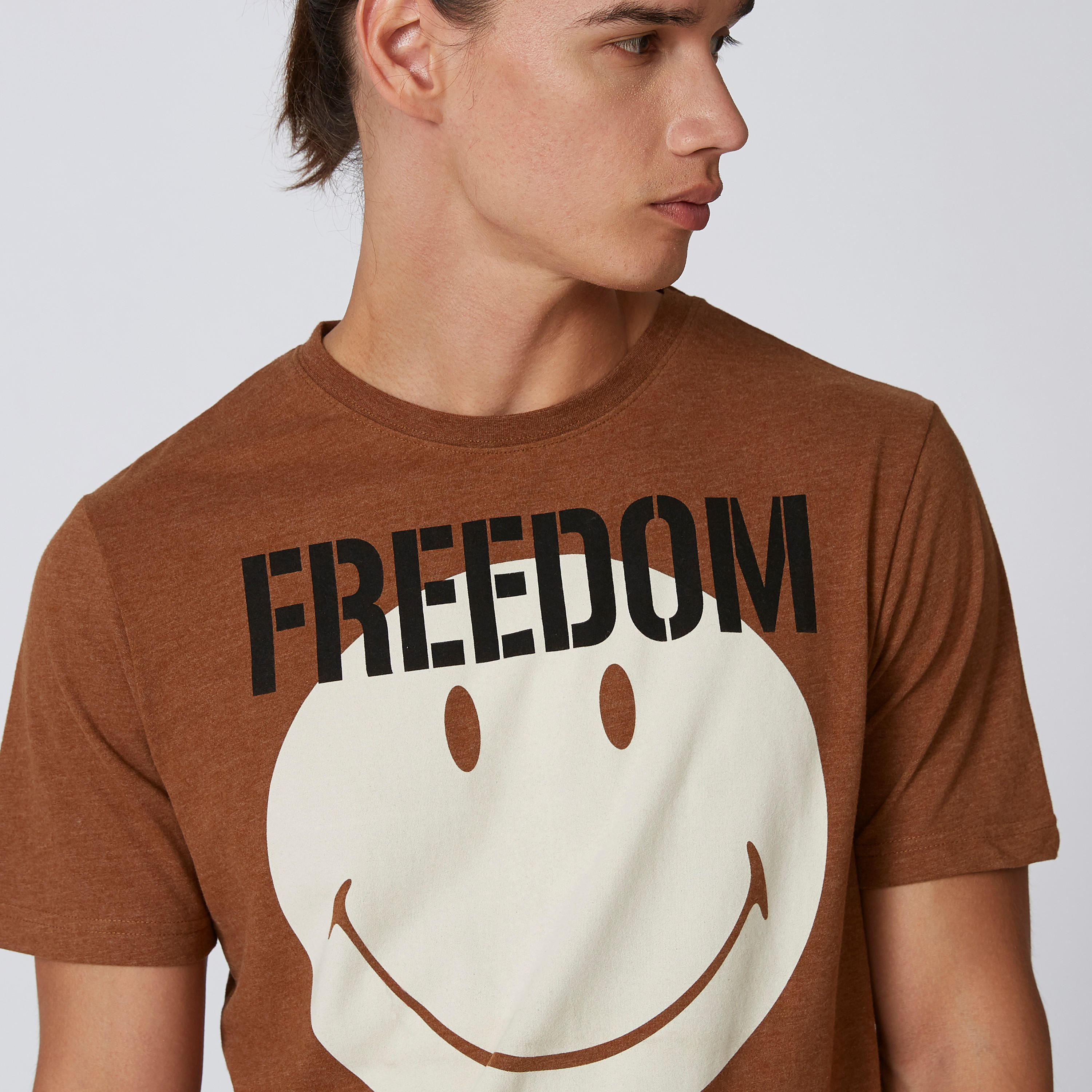 تيشيرت مستدام سليم بياقة مستديرة وطبعات سمايلي وورلد -men-clothing-tshirtsandpolos-tshirts-image-3