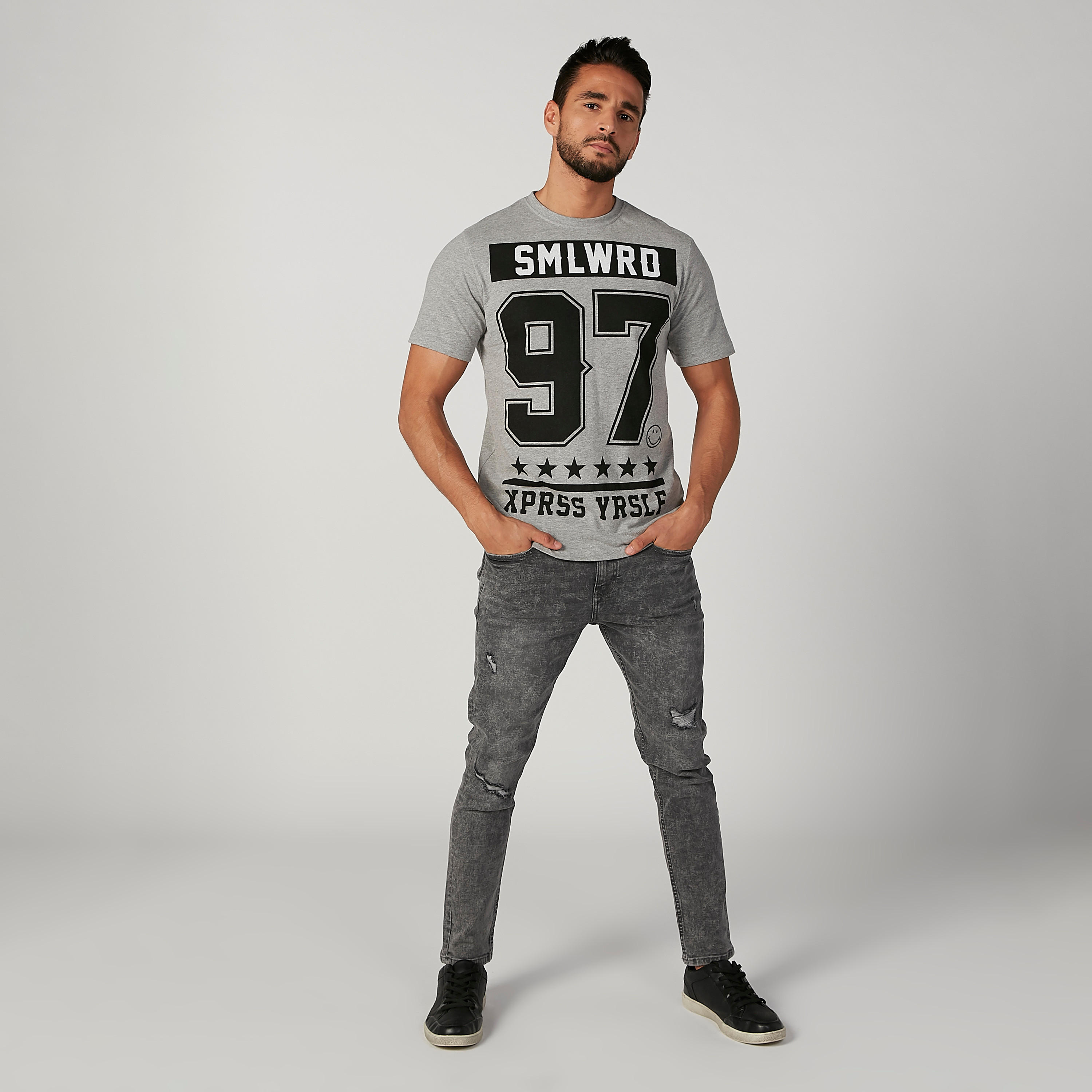 تيشيرت مستدام سليم بياقة ضيّقة وطبعات سمايلي وورلد -men-clothing-tshirtsandpolos-tshirts-image-3