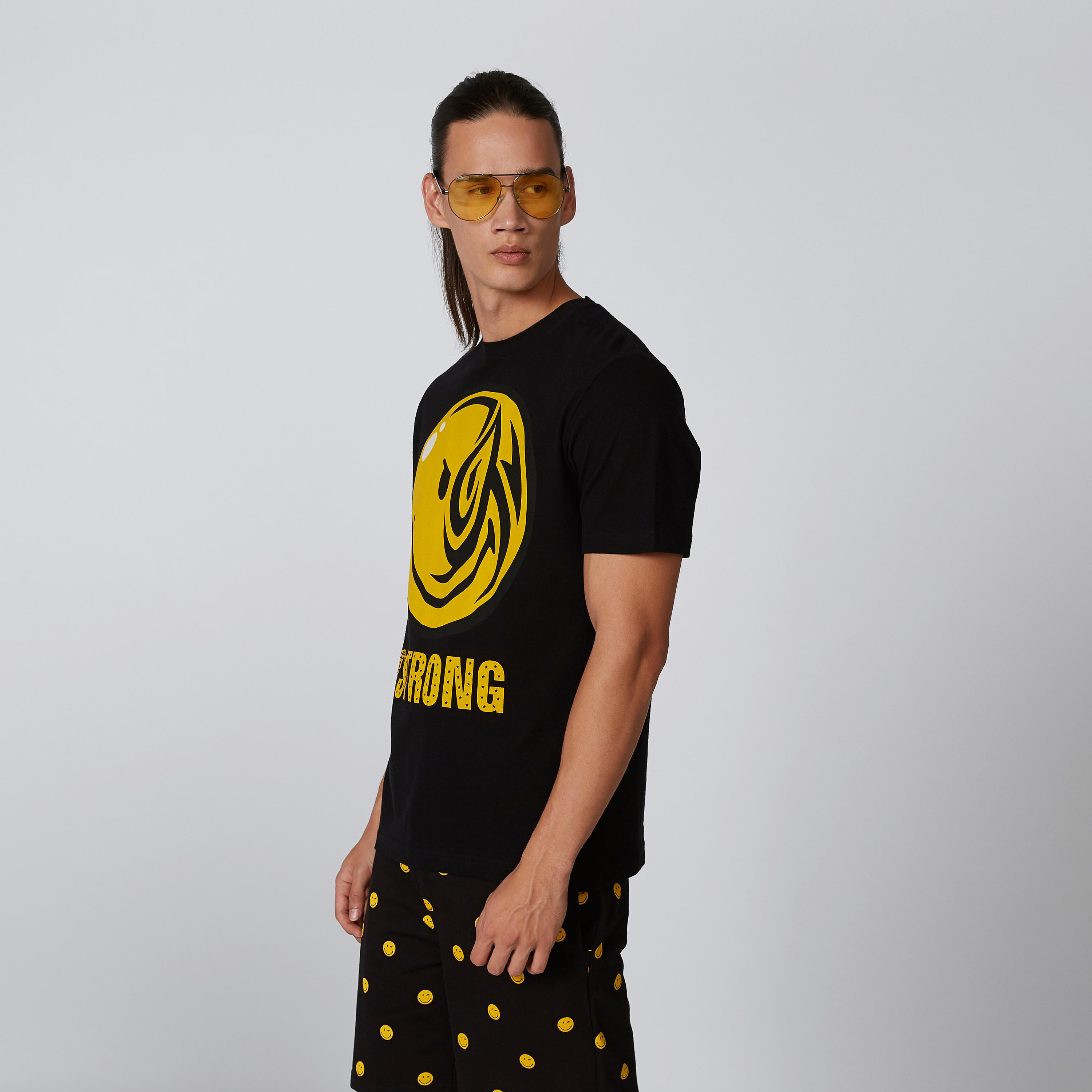 تيشيرت مستدام سليم بياقة مستديرة وطبعات سمايلي وورلد -men-clothing-tshirtsandpolos-tshirts-image-3
