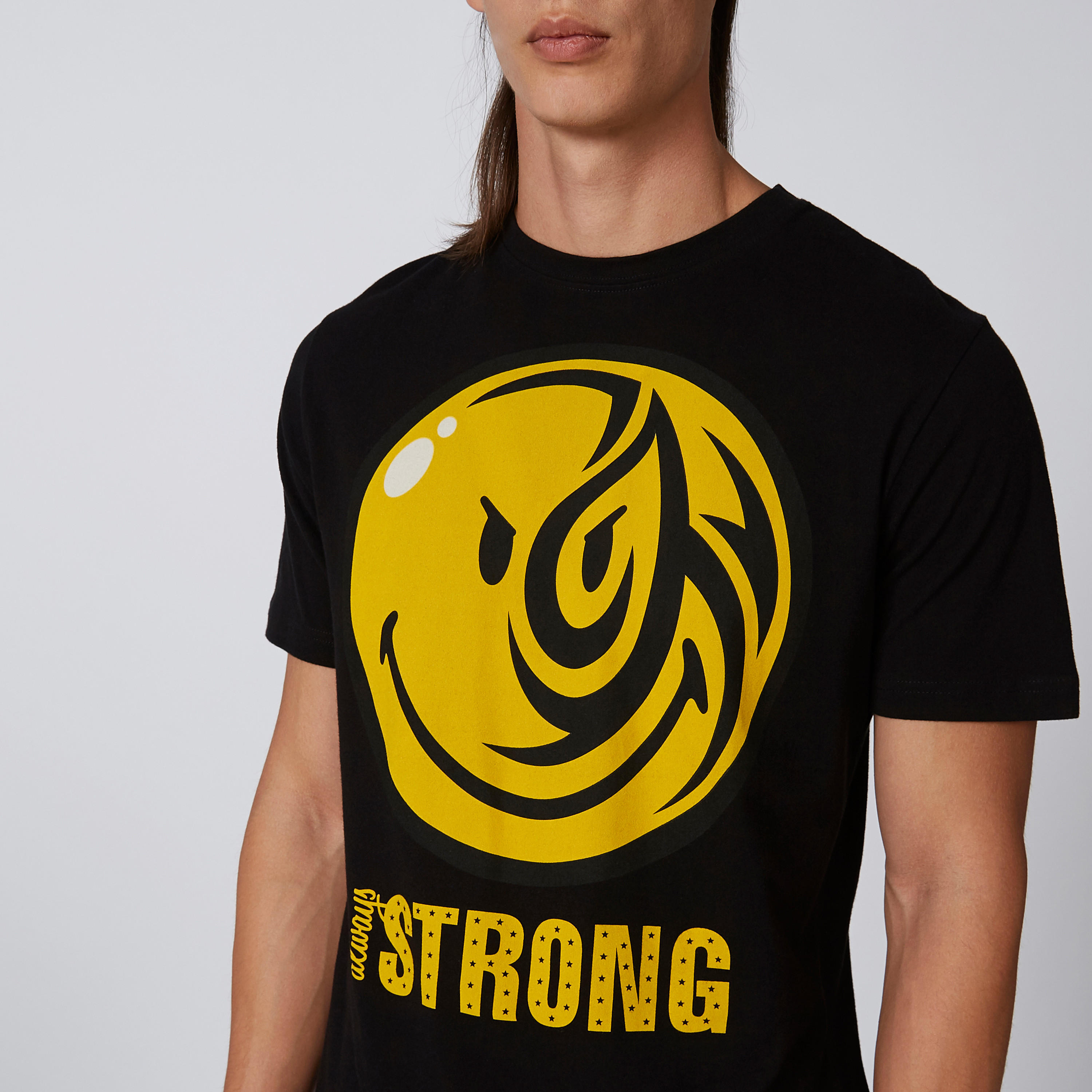 تيشيرت مستدام سليم بياقة مستديرة وطبعات سمايلي وورلد -men-clothing-tshirtsandpolos-tshirts-image-4