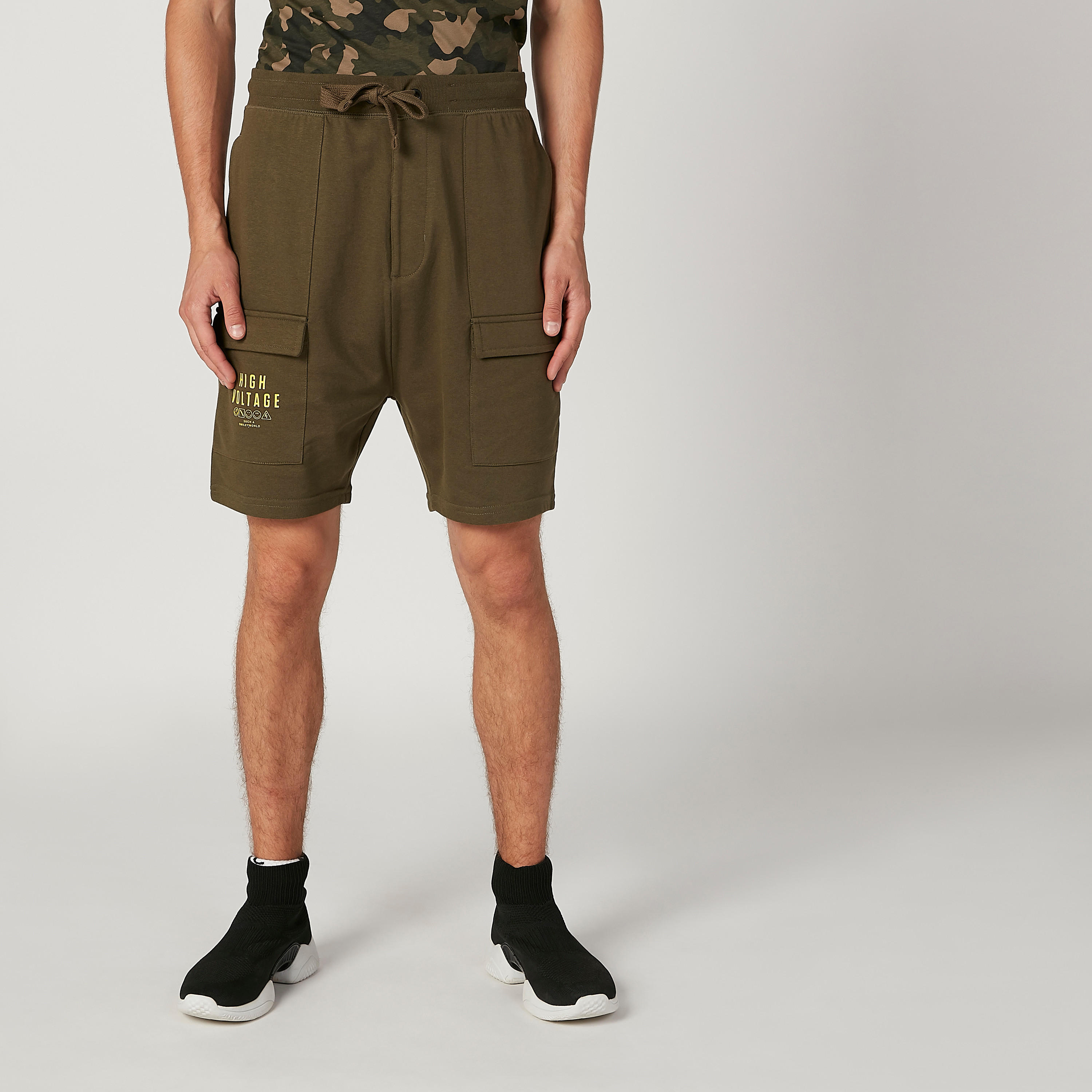 شورت مستدام بقصّة سليم وخصر متوسط الارتفاع ورباط وطبعات -men-clothing-bottoms-shorts-image-1