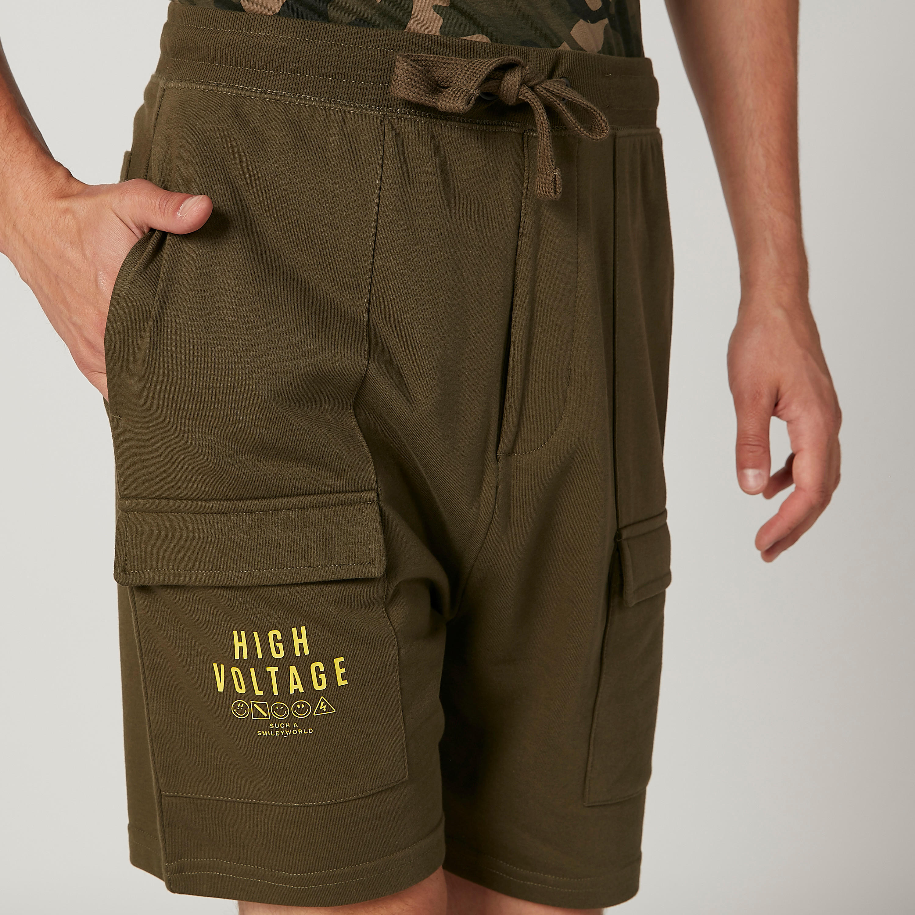 شورت مستدام بقصّة سليم وخصر متوسط الارتفاع ورباط وطبعات -men-clothing-bottoms-shorts-image-3