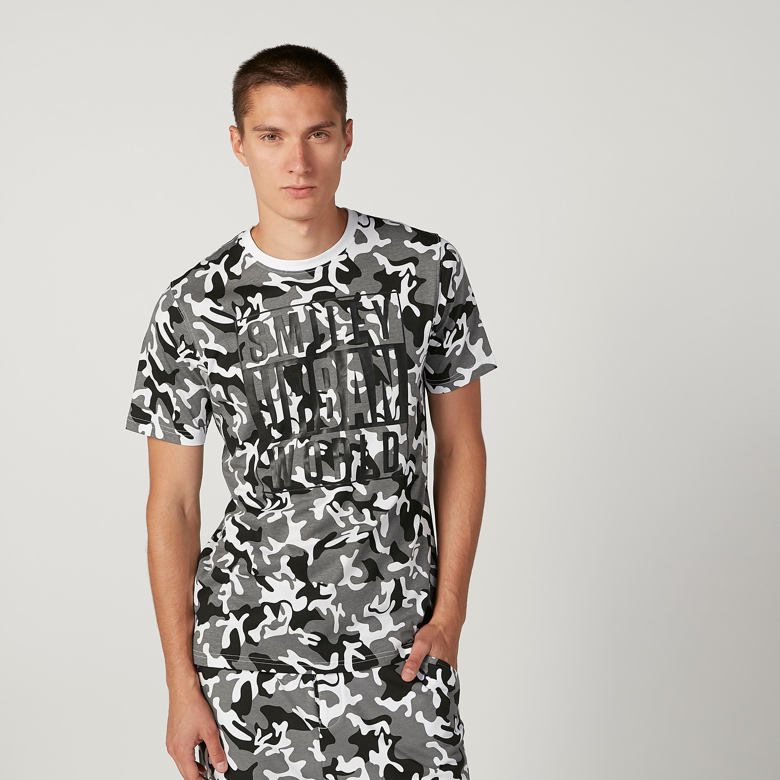 تيشيرت مستدام سليم بياقة ضيّقة وطبعات سمايلي وورلد-men-clothing-tshirtsandpolos-tshirts-image-1