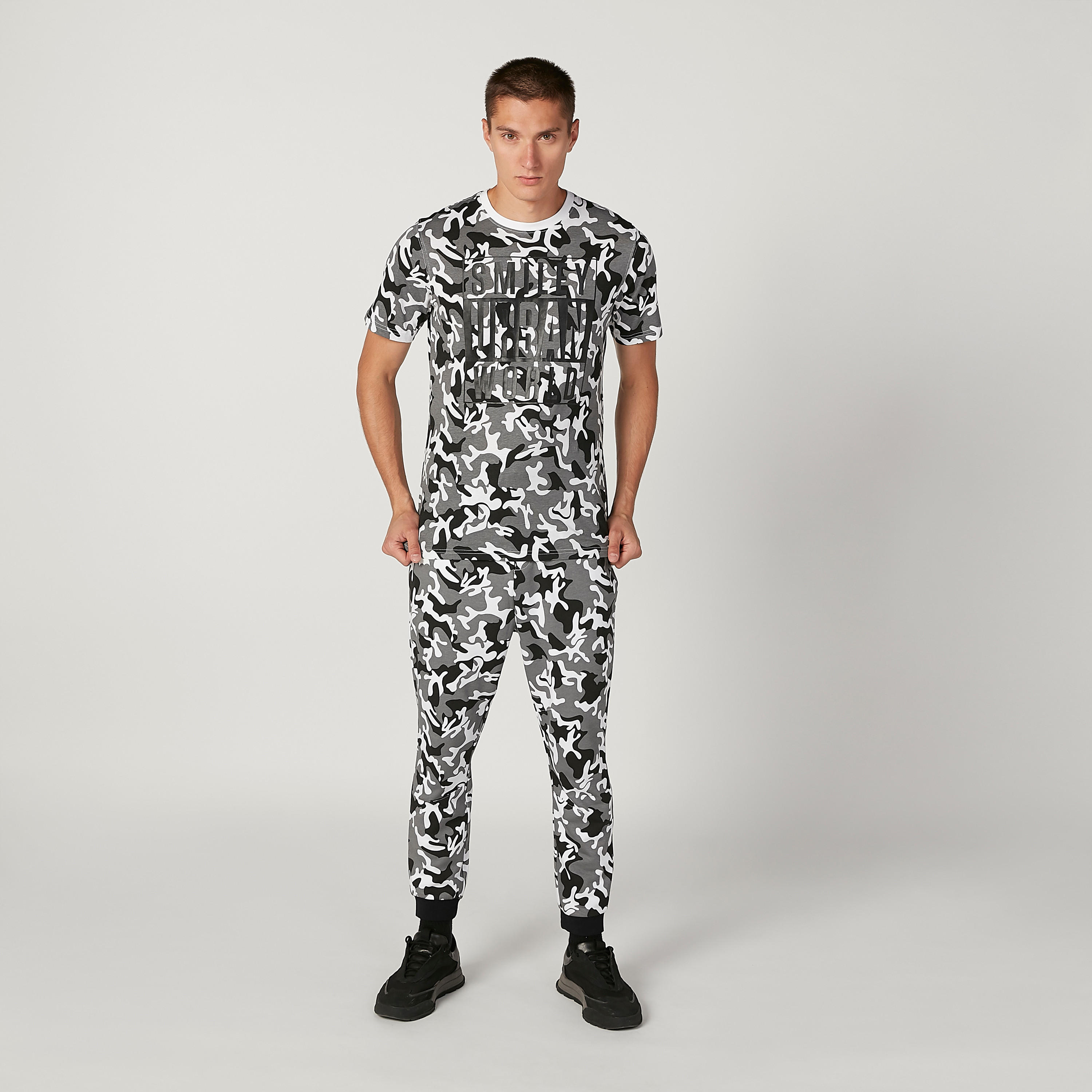 تيشيرت مستدام سليم بياقة ضيّقة وطبعات سمايلي وورلد-men-clothing-tshirtsandpolos-tshirts-image-2