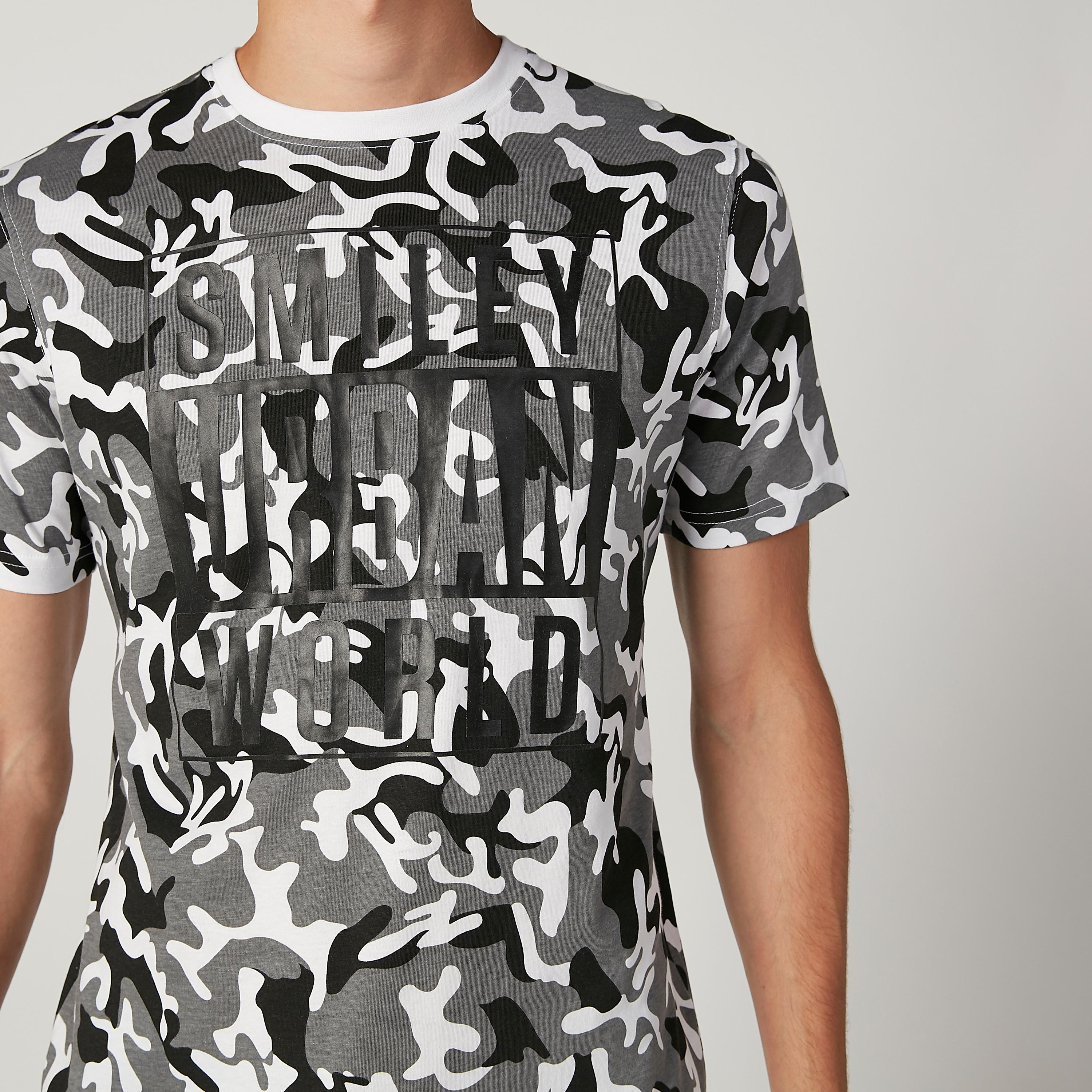 تيشيرت مستدام سليم بياقة ضيّقة وطبعات سمايلي وورلد-men-clothing-tshirtsandpolos-tshirts-image-4