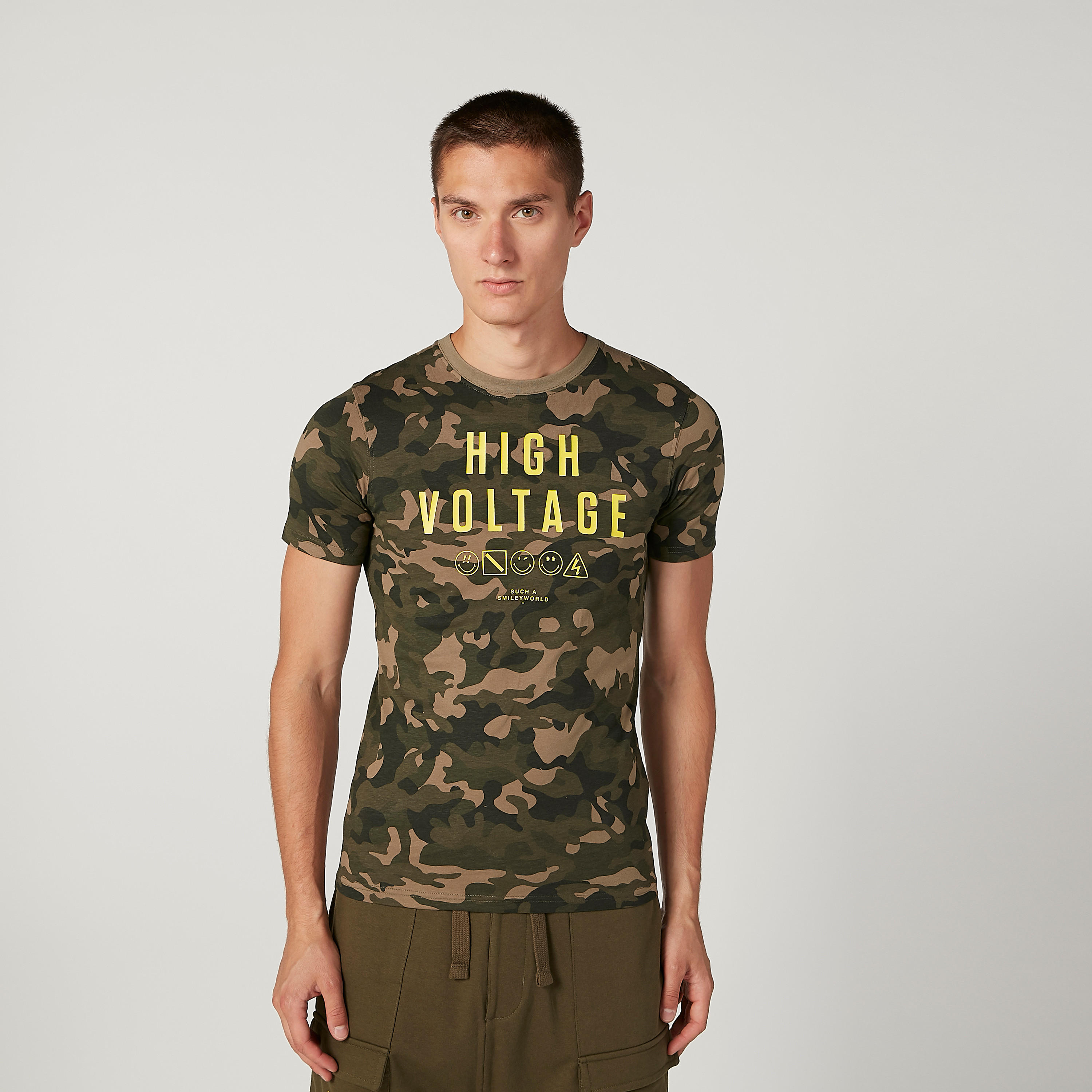 تيشيرت مستدام سليم بياقة ضيّقة وطبعات سمايلي وورلد -men-clothing-tshirtsandpolos-tshirts-image-1