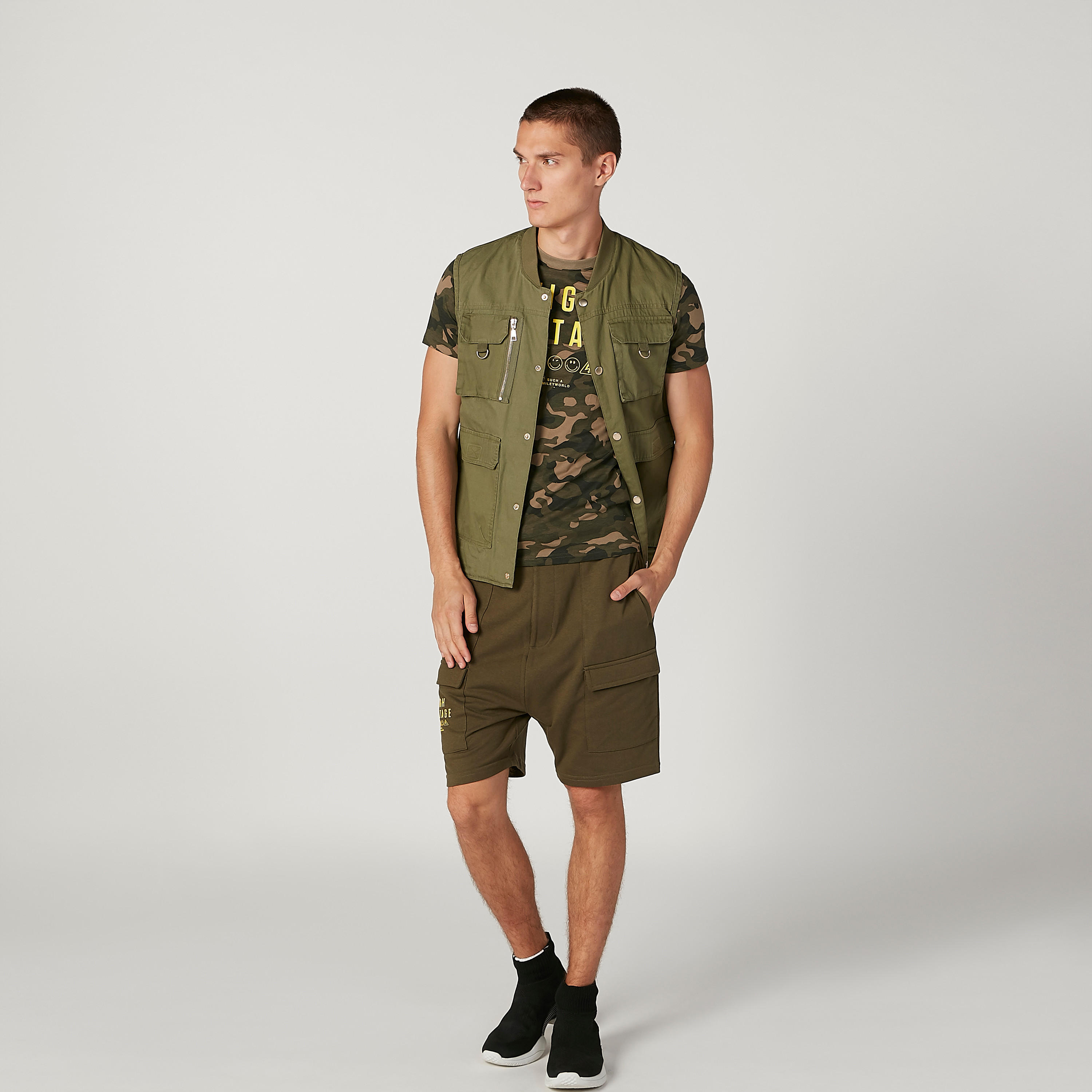 تيشيرت مستدام سليم بياقة ضيّقة وطبعات سمايلي وورلد -men-clothing-tshirtsandpolos-tshirts-image-2