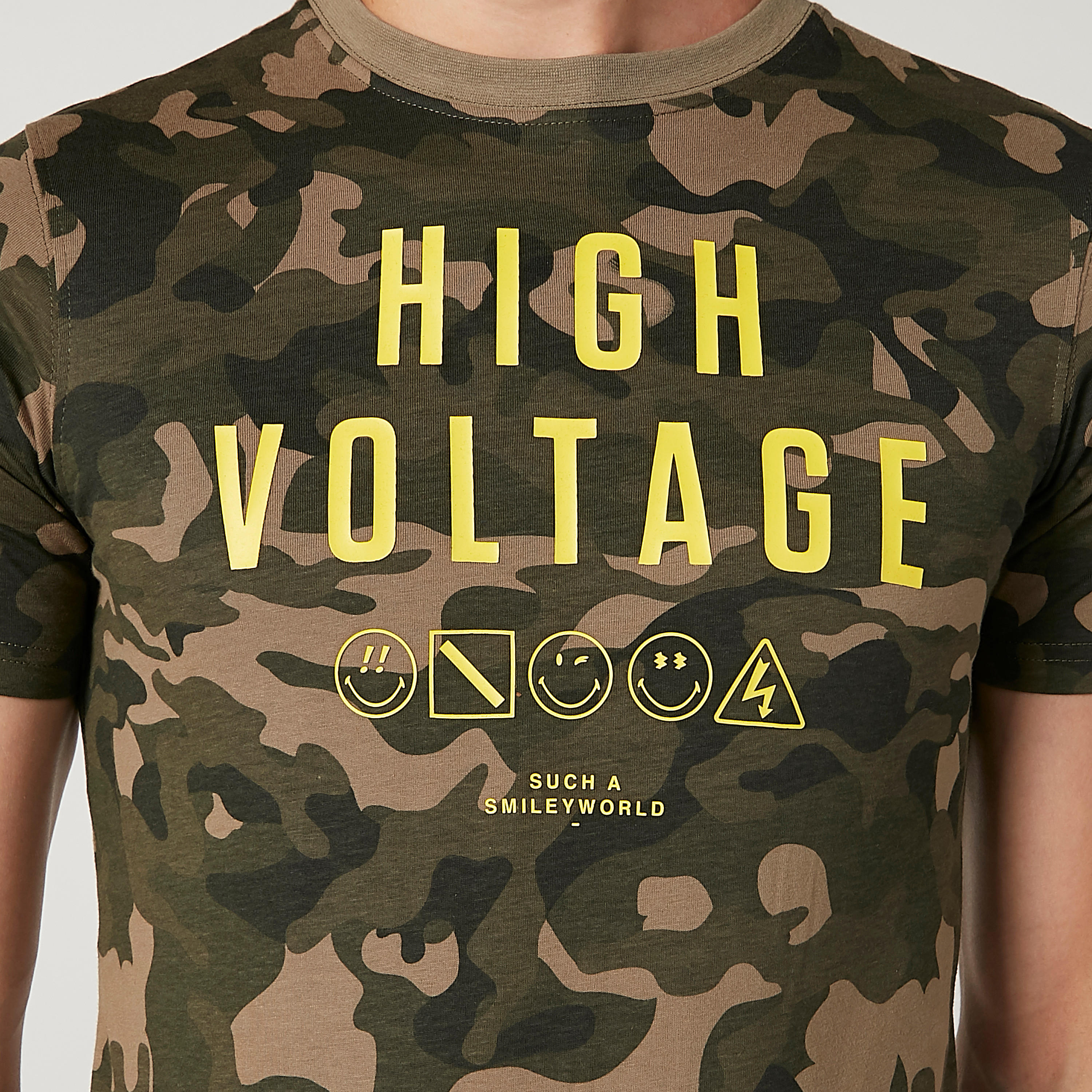 تيشيرت مستدام سليم بياقة ضيّقة وطبعات سمايلي وورلد -men-clothing-tshirtsandpolos-tshirts-image-3