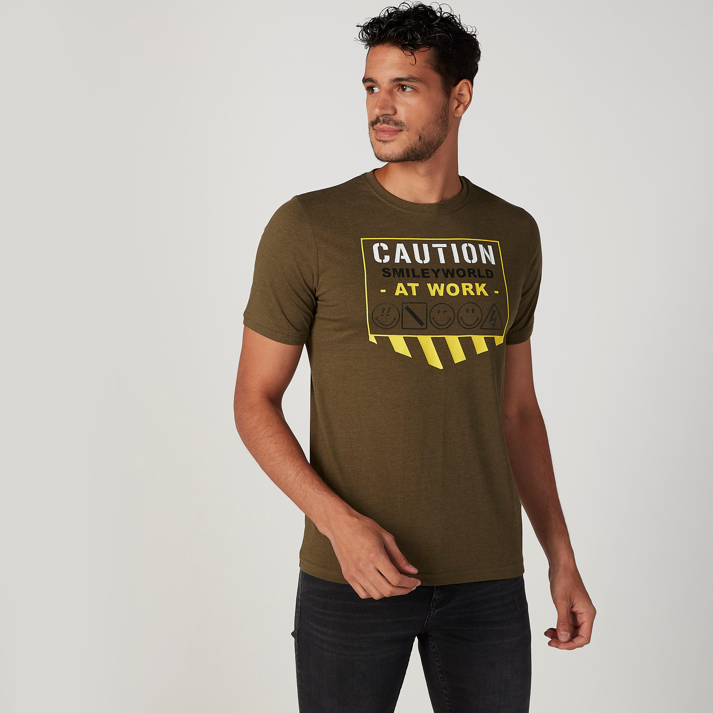 تيشيرت مستدام سليم بياقة ضيّقة وطبعات سمايلي وورلد-men-clothing-tshirtsandpolos-tshirts-image-1