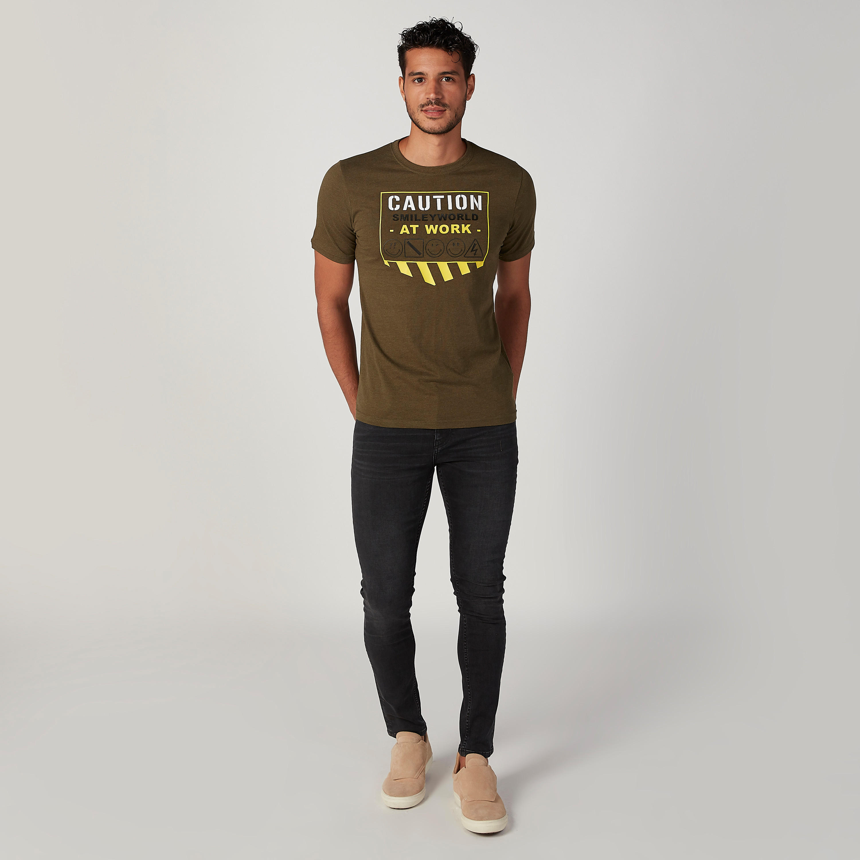تيشيرت مستدام سليم بياقة ضيّقة وطبعات سمايلي وورلد-men-clothing-tshirtsandpolos-tshirts-image-2