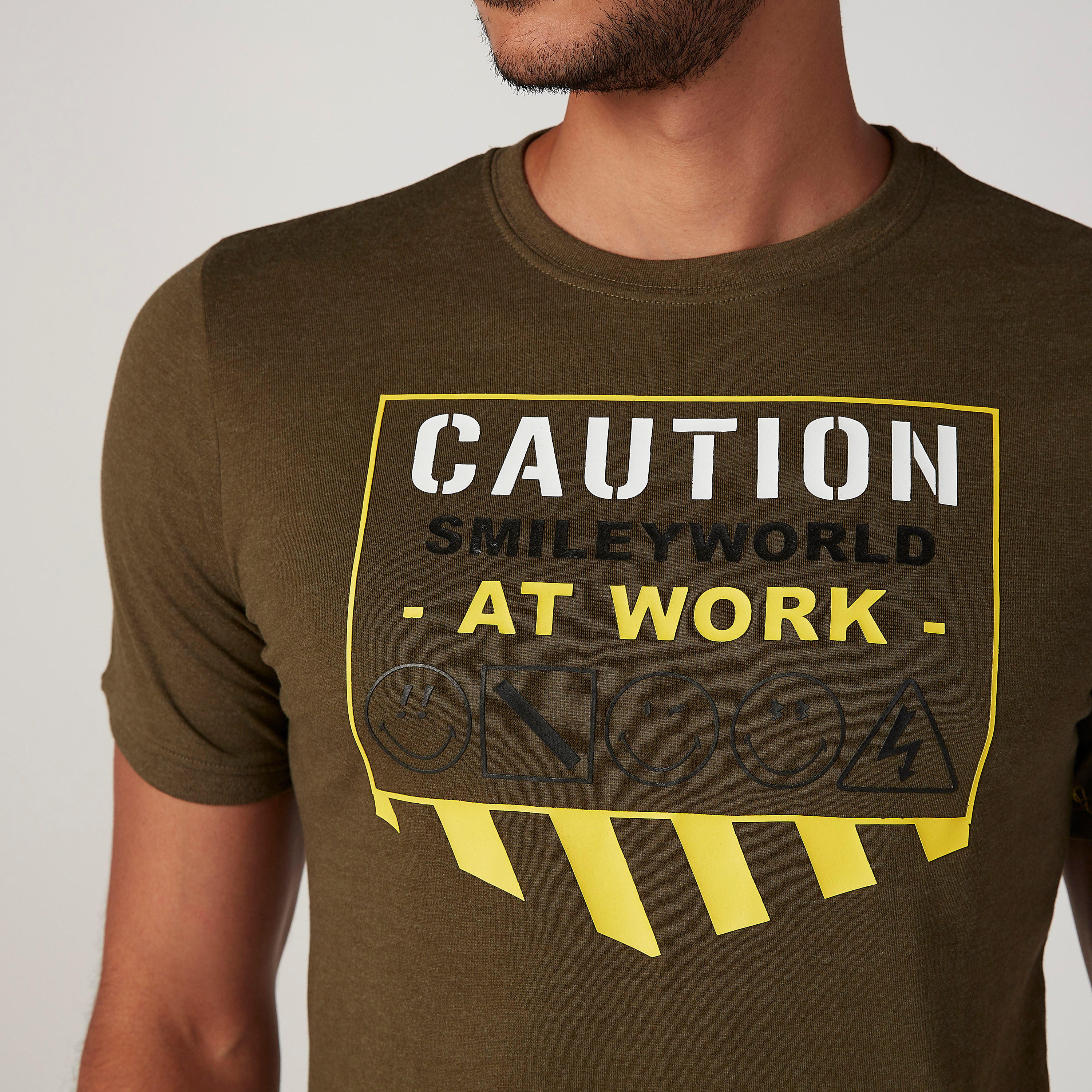 تيشيرت مستدام سليم بياقة ضيّقة وطبعات سمايلي وورلد-men-clothing-tshirtsandpolos-tshirts-image-3