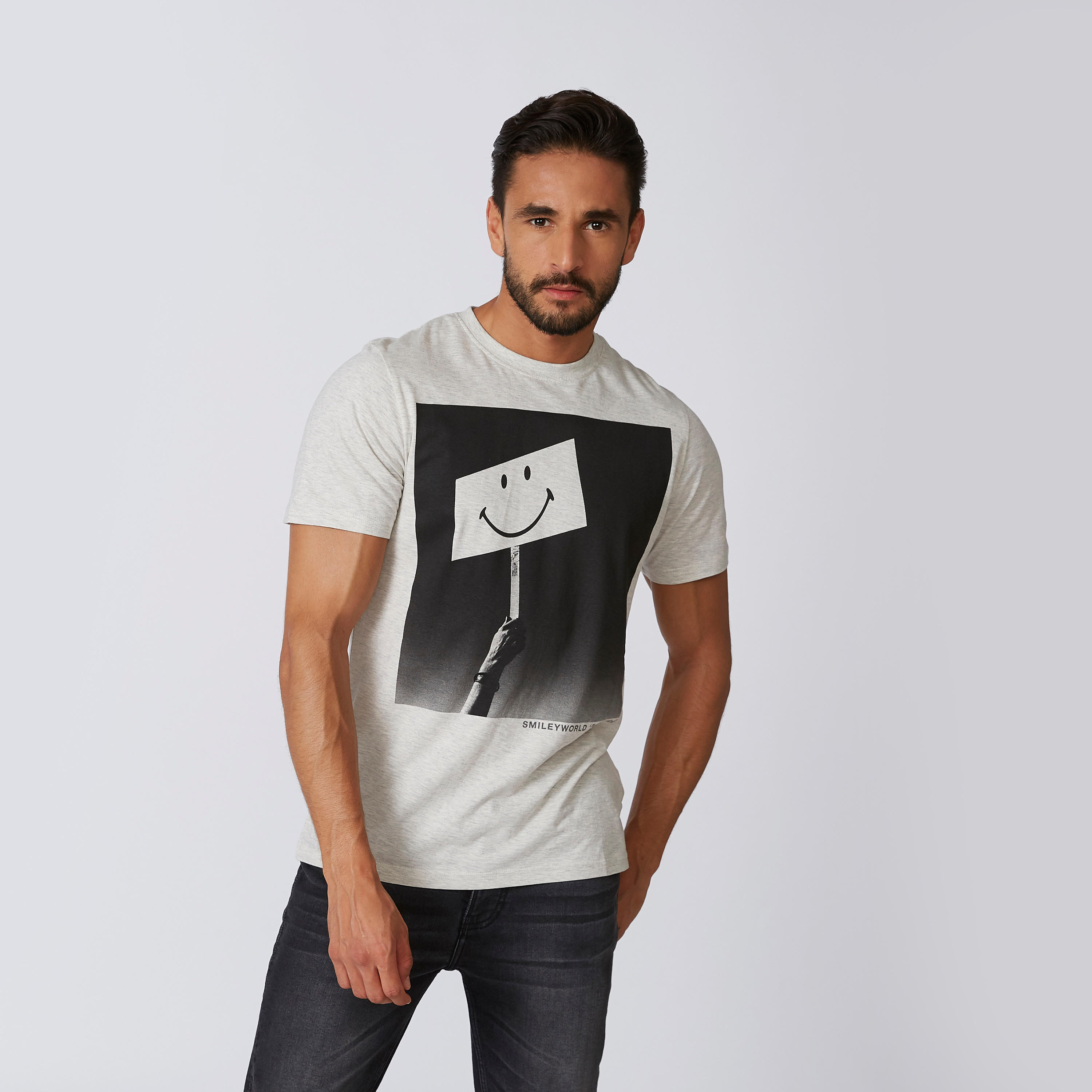 تيشيرت مستدام بياقة ضيّقة وطبعات سمايلي وورلد -men-clothing-tshirtsandpolos-tshirts-image-1