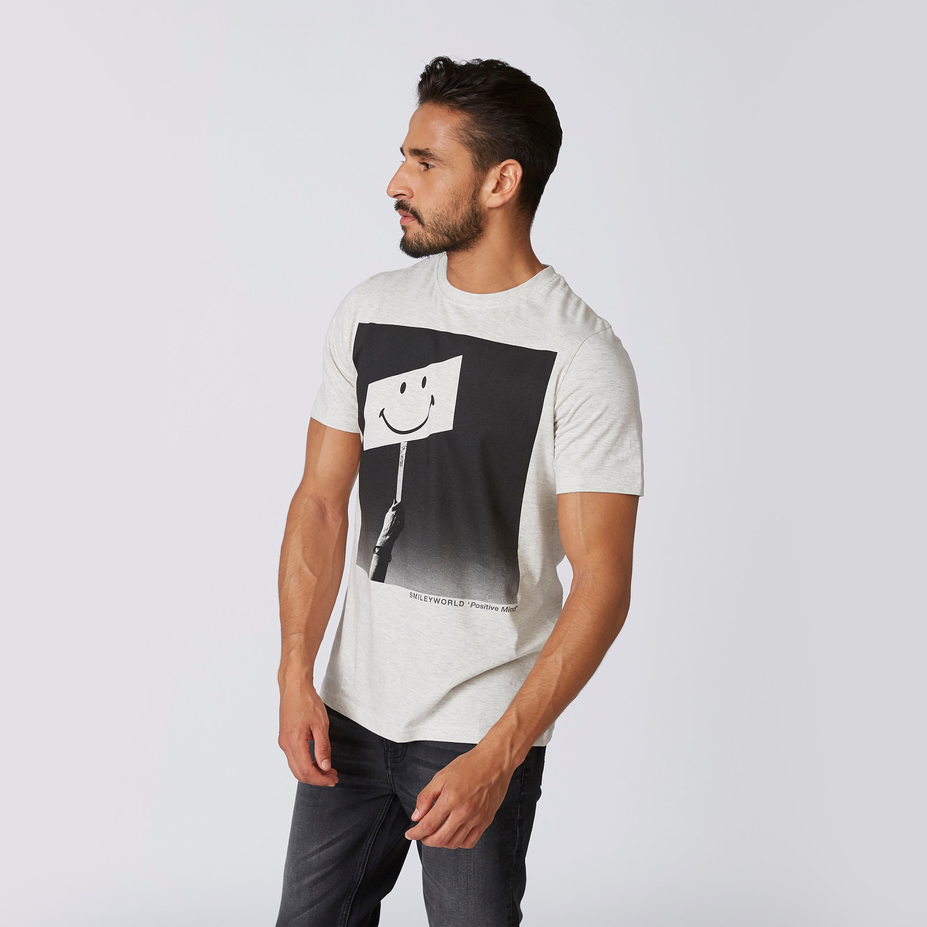 تيشيرت مستدام بياقة ضيّقة وطبعات سمايلي وورلد -men-clothing-tshirtsandpolos-tshirts-image-3