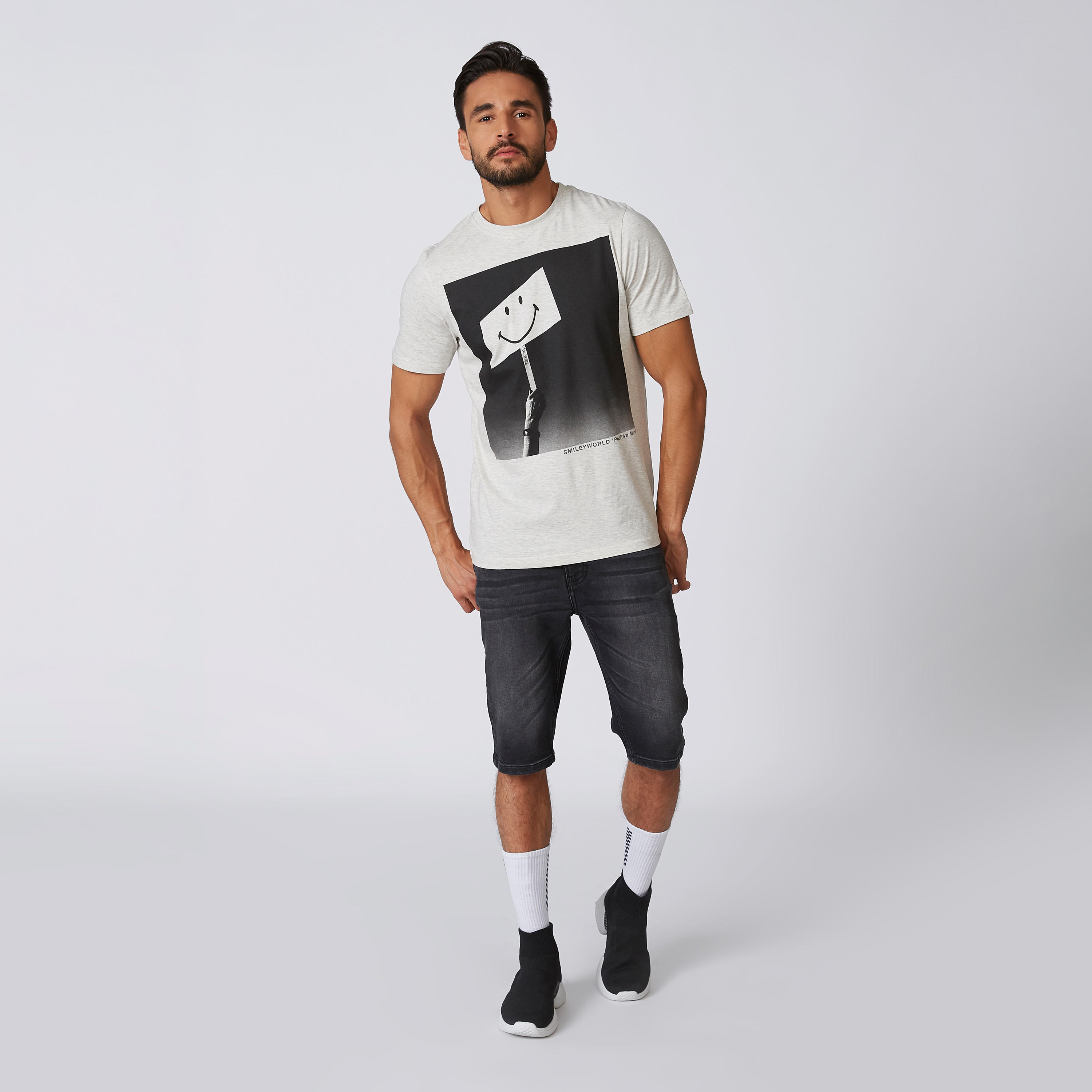 تيشيرت مستدام بياقة ضيّقة وطبعات سمايلي وورلد -men-clothing-tshirtsandpolos-tshirts-image-4