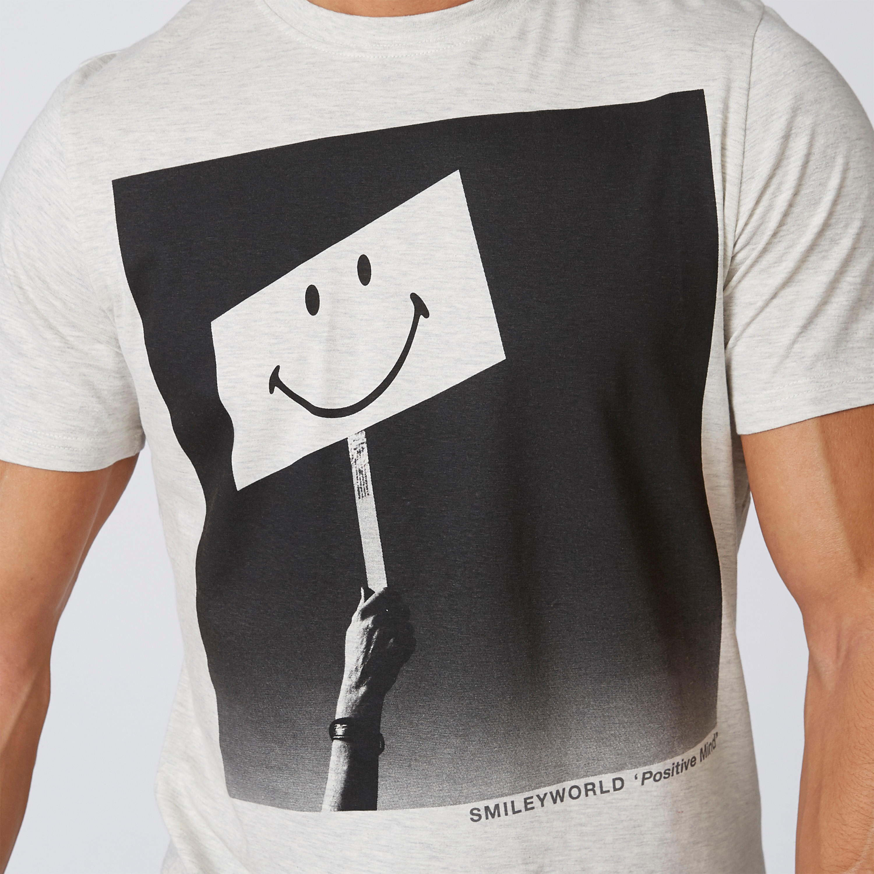 تيشيرت مستدام بياقة ضيّقة وطبعات سمايلي وورلد -men-clothing-tshirtsandpolos-tshirts-image-5