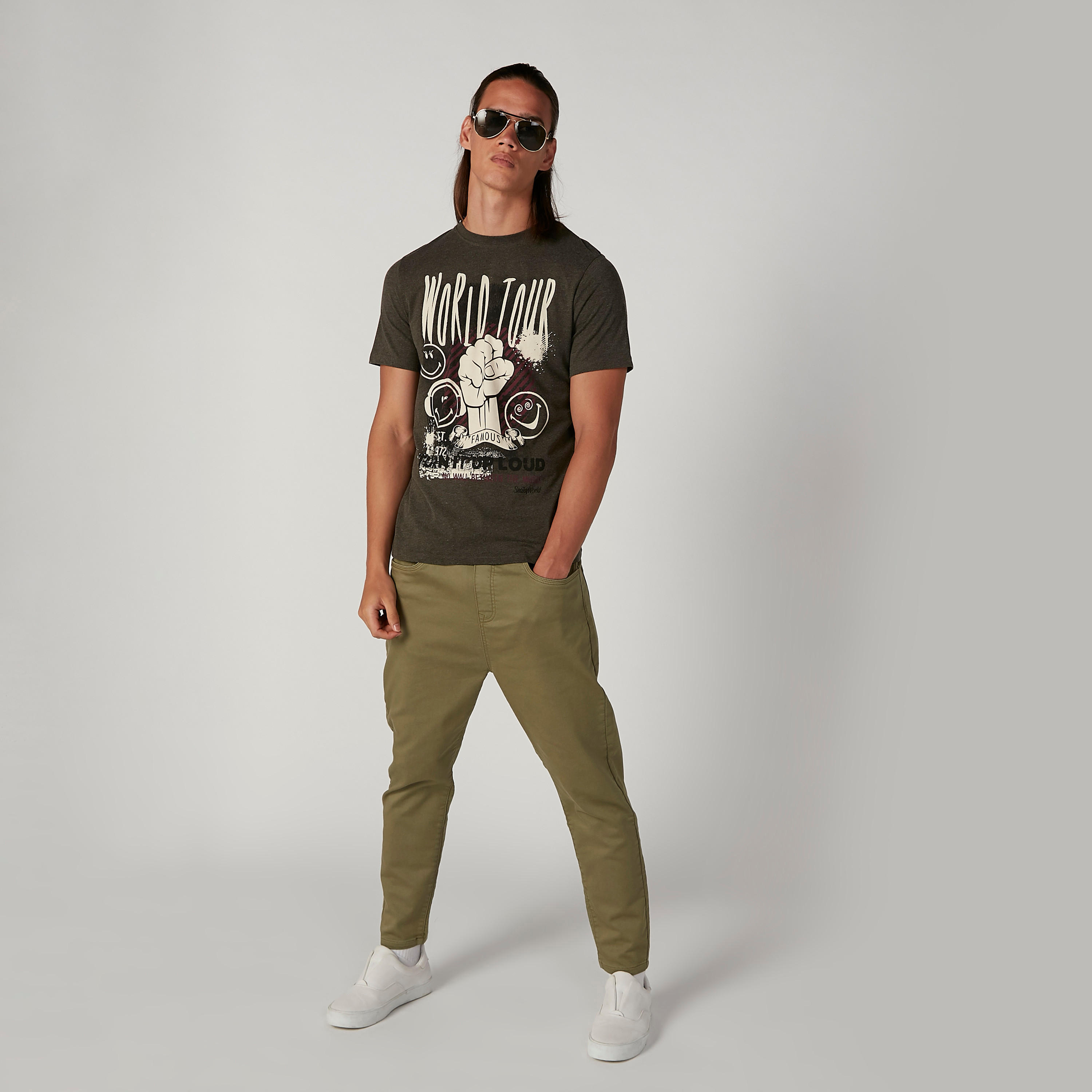تيشيرت مستدام سليم بياقة ضيّقة وطبعات سمايلي وورلد -men-clothing-tshirtsandpolos-tshirts-image-2