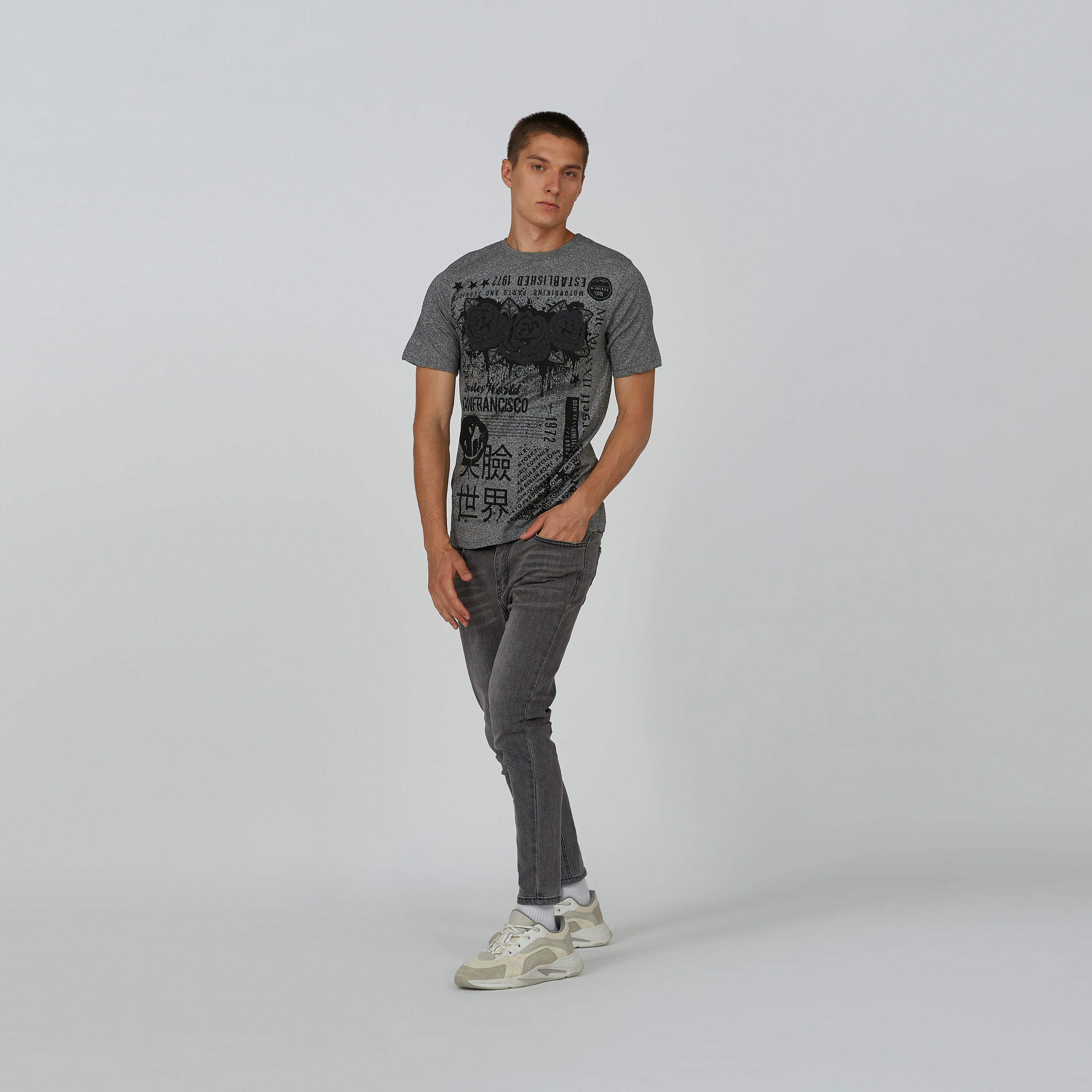 تيشيرت مستدام سليم بياقة ضيّقة وطبعات سمايلي وورلد -men-clothing-tshirtsandpolos-tshirts-image-2