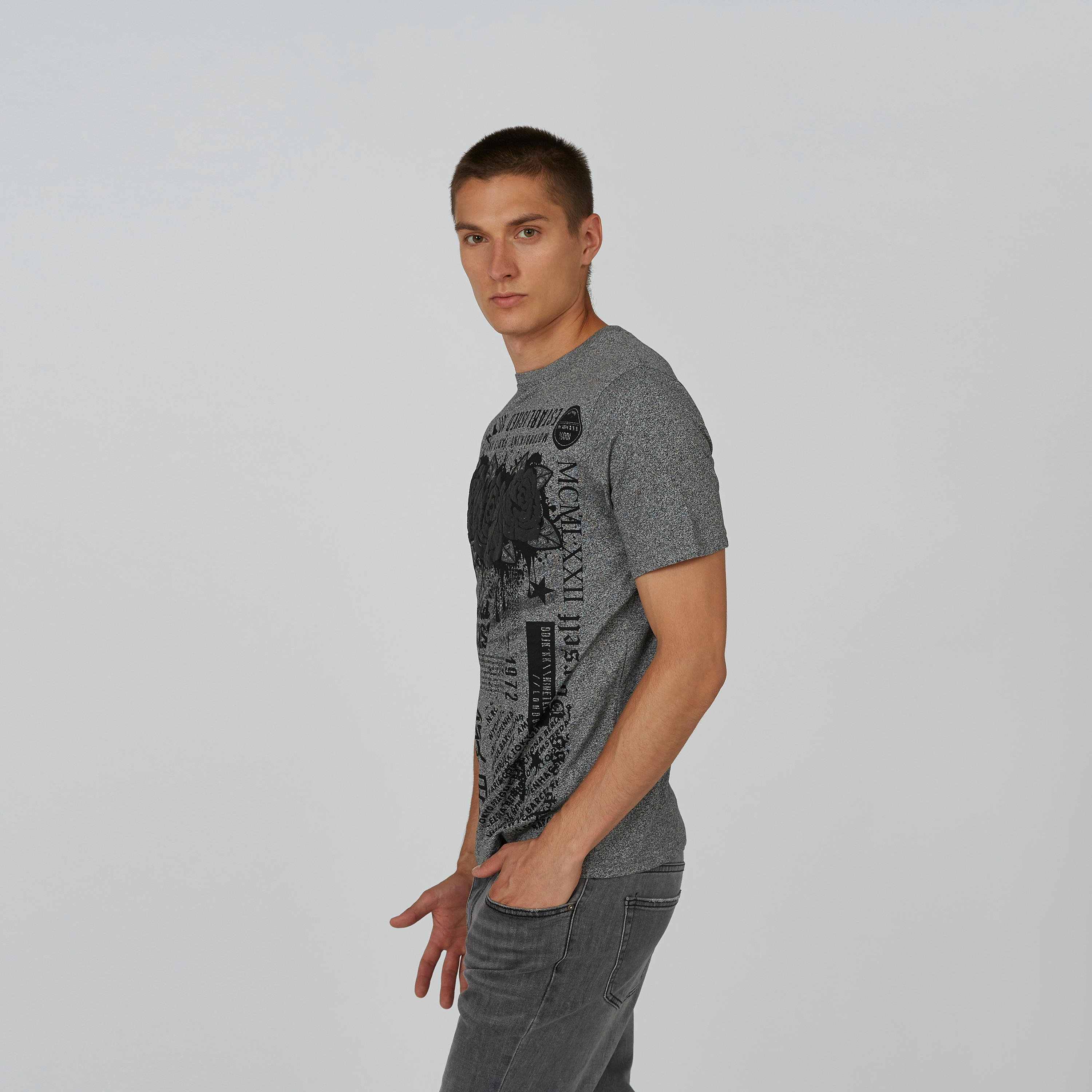 تيشيرت مستدام سليم بياقة ضيّقة وطبعات سمايلي وورلد -men-clothing-tshirtsandpolos-tshirts-image-4