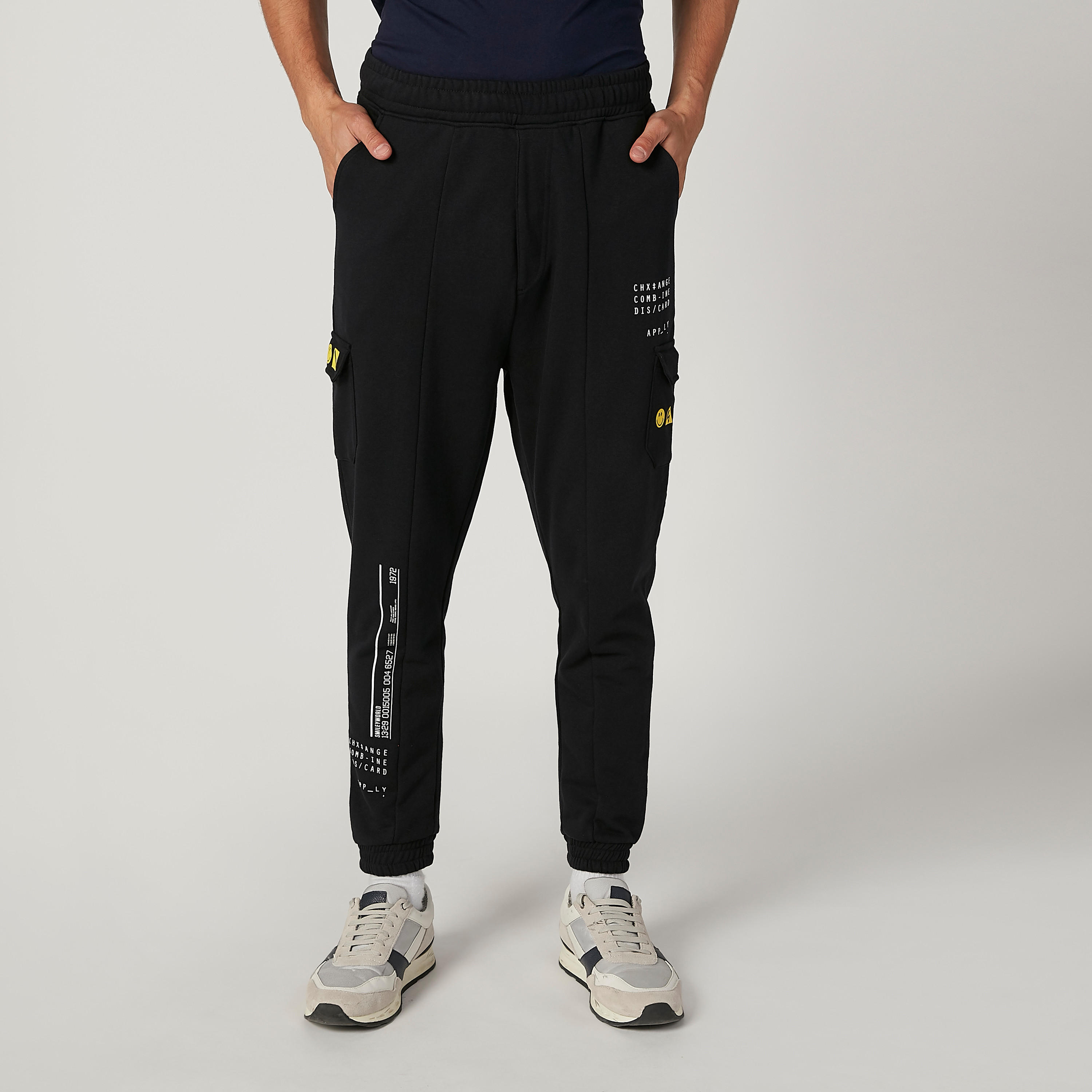 بنطلون رياضي مستدام سليم بخصر متوسط الارتفاع وطبعات سمايلي وورلد -men-clothing-bottoms-joggers-image-1