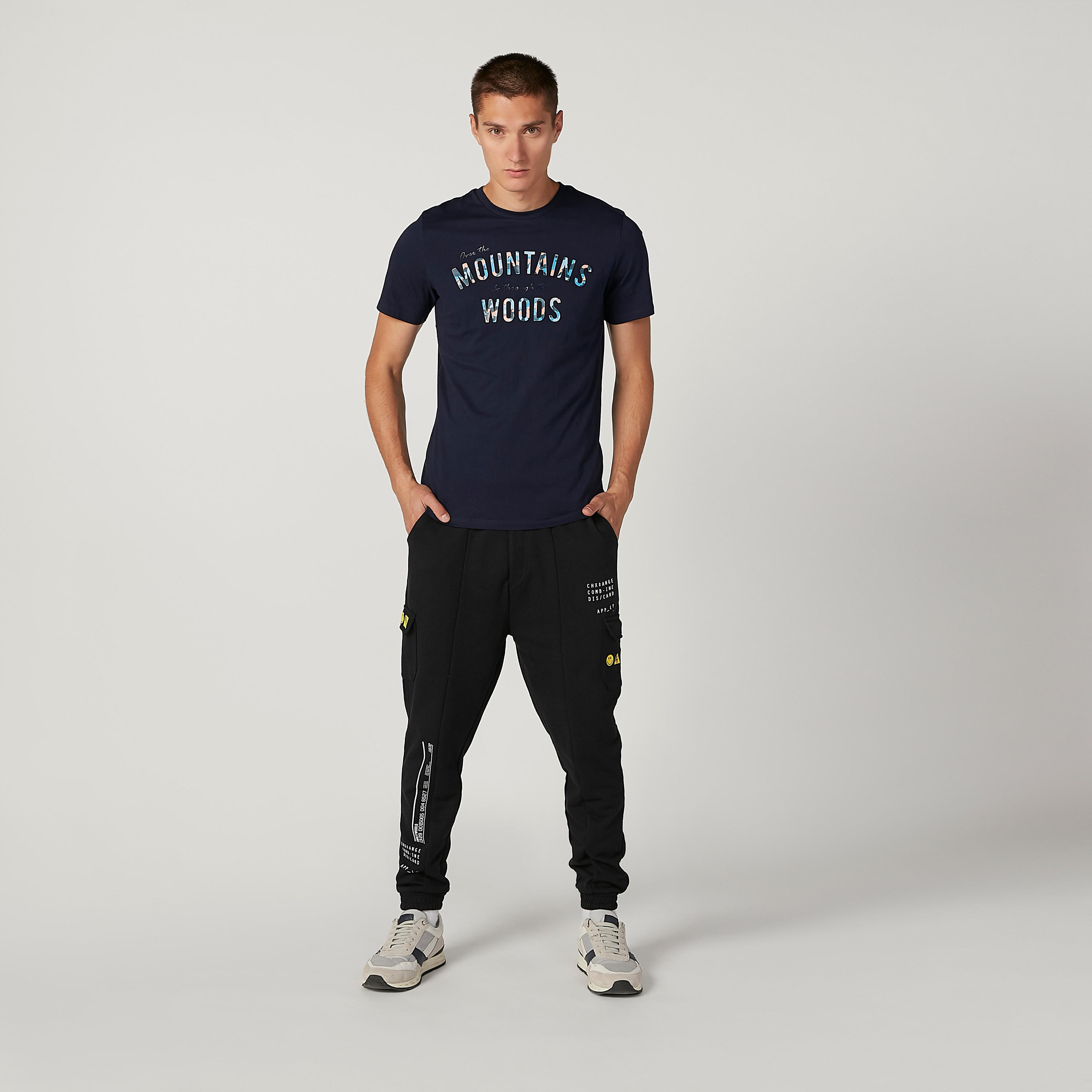 بنطلون رياضي مستدام سليم بخصر متوسط الارتفاع وطبعات سمايلي وورلد -men-clothing-bottoms-joggers-image-2