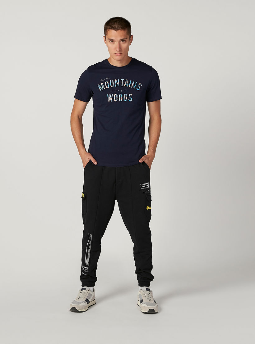 بنطلون رياضي مستدام سليم بخصر متوسط الارتفاع وطبعات سمايلي وورلد -men-clothing-bottoms-joggers-image-2