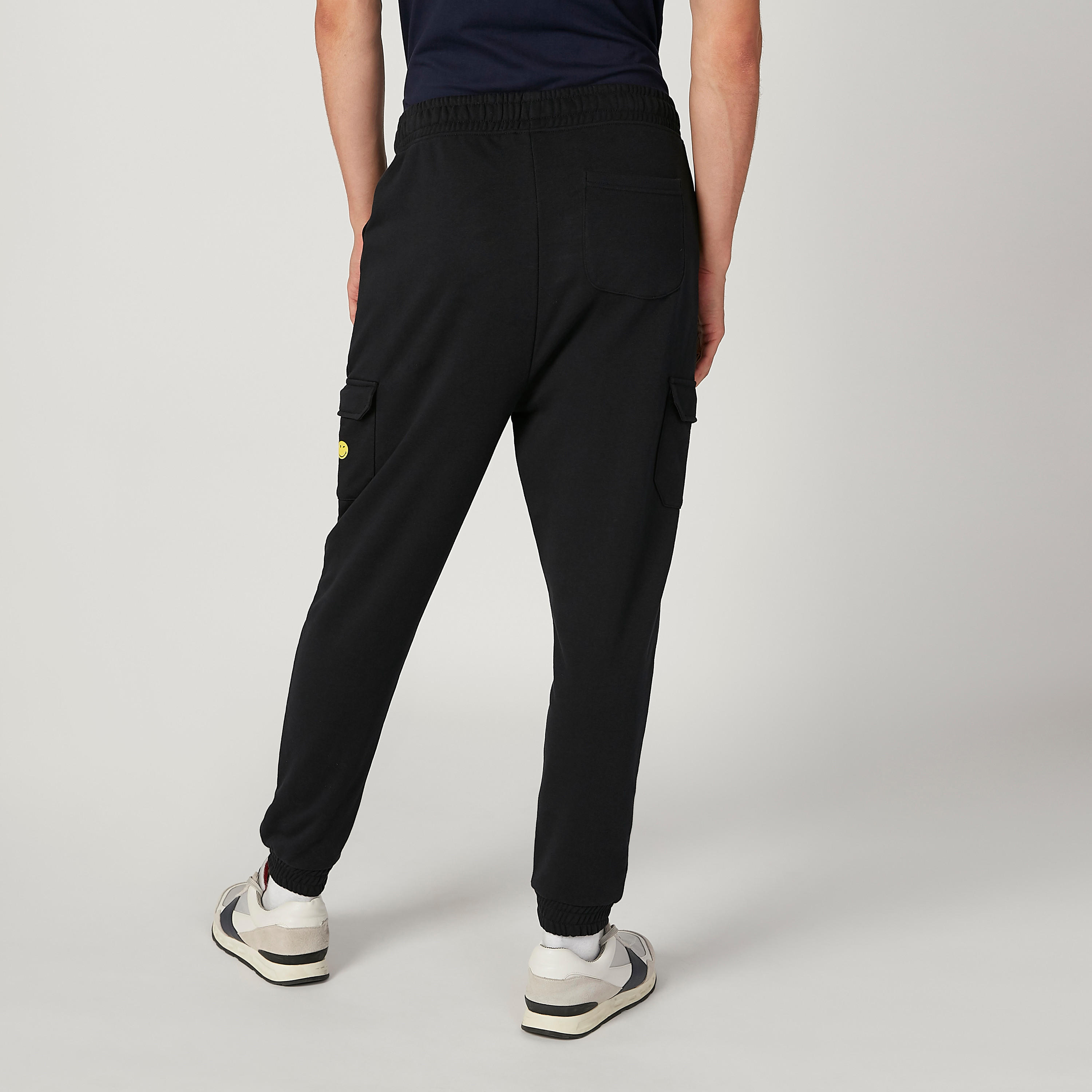 بنطلون رياضي مستدام سليم بخصر متوسط الارتفاع وطبعات سمايلي وورلد -men-clothing-bottoms-joggers-image-4