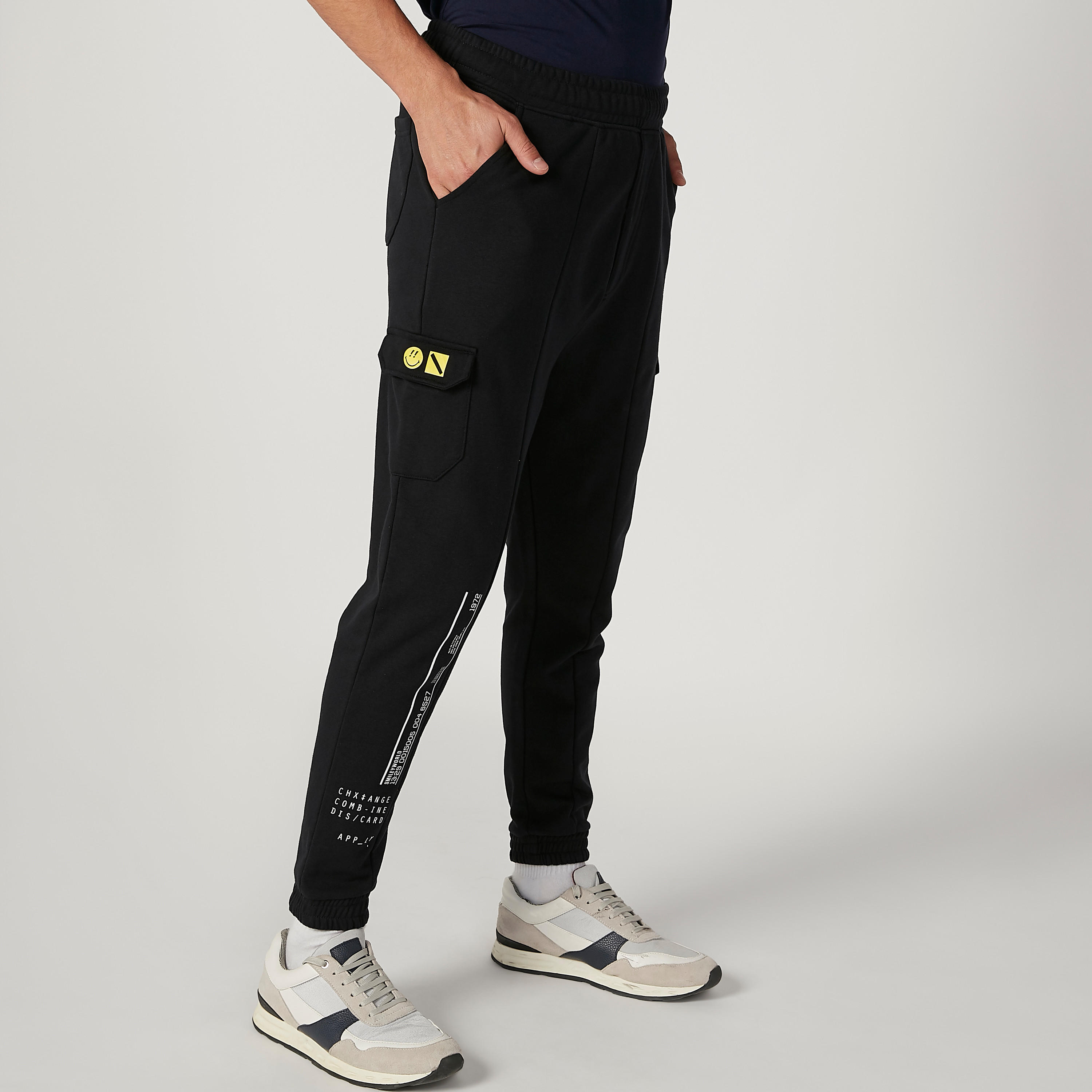 بنطلون رياضي مستدام سليم بخصر متوسط الارتفاع وطبعات سمايلي وورلد -men-clothing-bottoms-joggers-image-5