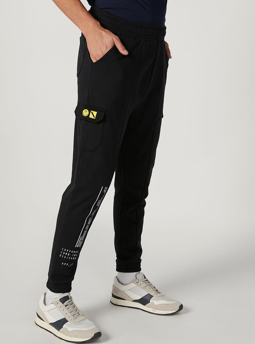 بنطلون رياضي مستدام سليم بخصر متوسط الارتفاع وطبعات سمايلي وورلد -men-clothing-bottoms-joggers-image-5