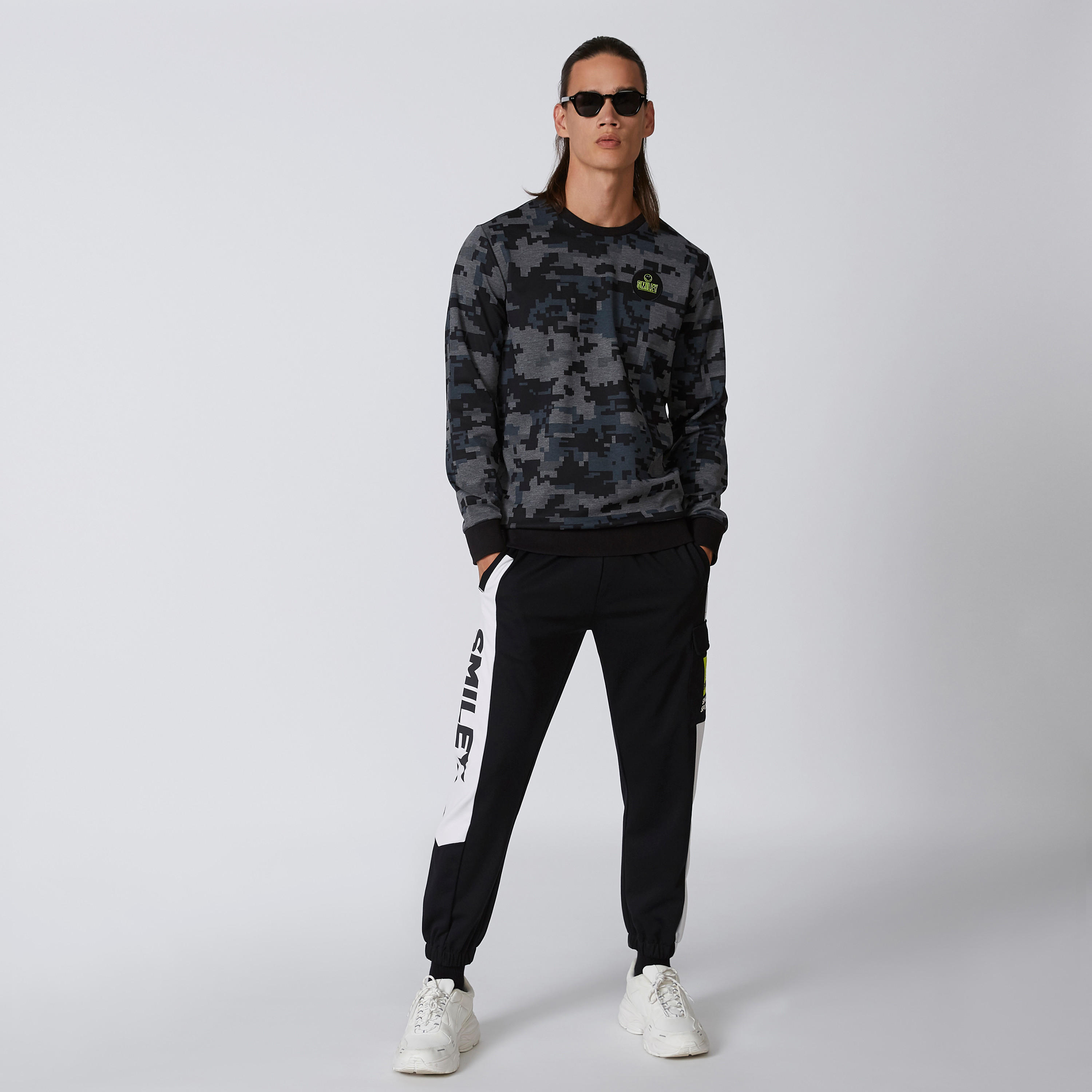بنطال رياضي بقصّة سليم وخصر متوسط الارتفاع وجيوب وطبعات سمايلي وورلد-men-clothing-bottoms-joggers-image-1